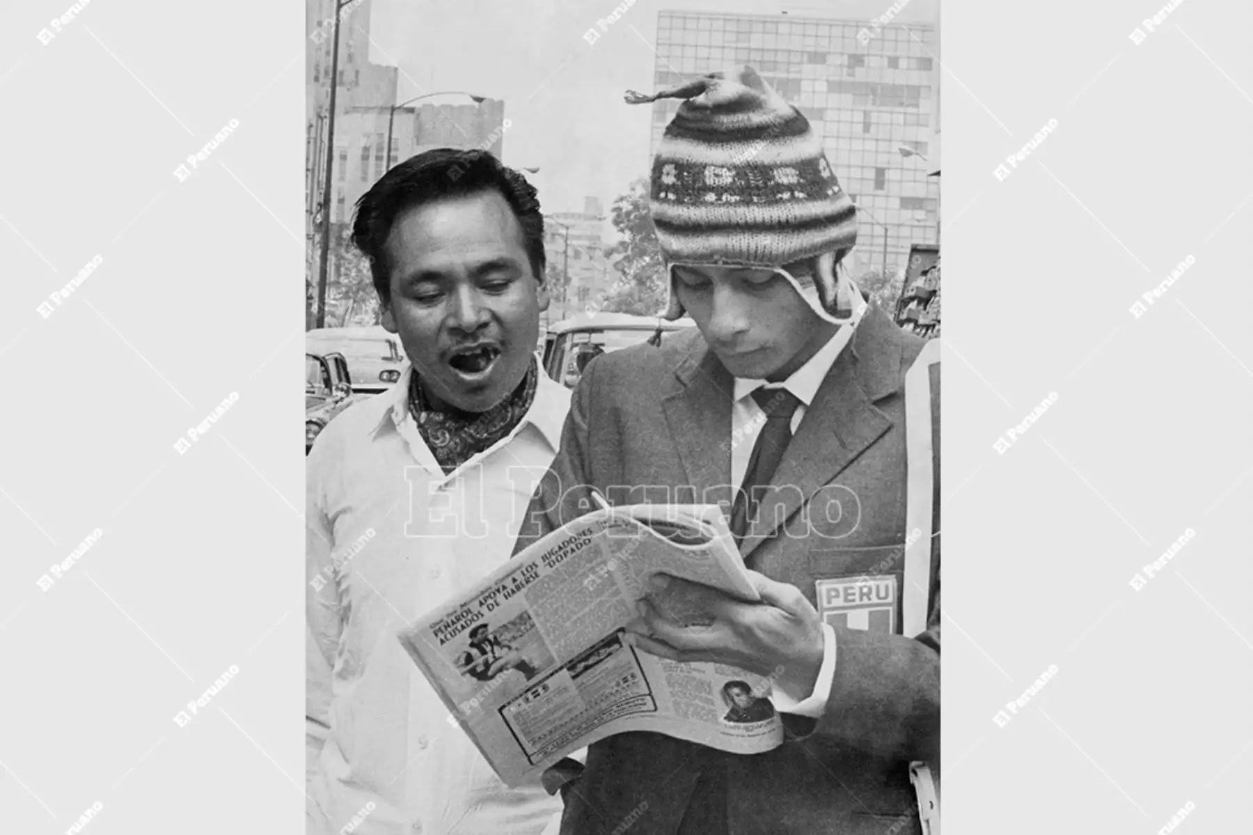 México - 14 marzo 1970 / Roberto Chale  paseando con chullo en calles aztecas horas antes del partido amistoso entre las selecciones de Perú y México.  Foto: Archivo Histórico de El Peruano / Luis Flores