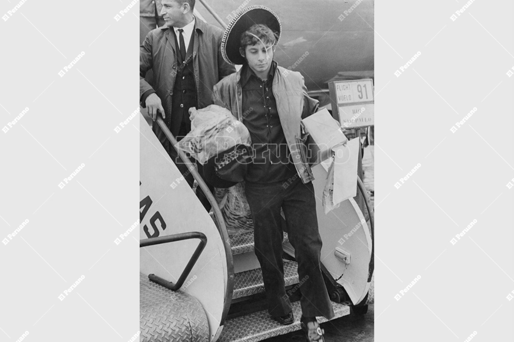 Callao - 16 junio 1970 / Roberto Chale, luciendo un sombrero mexicano, llegó  al Perú al tiempo de destacar la campaña de Perú en el mundial de México 70, dijo que Pelé y Cubillas son los mejores de la copa. Foto: Archivo Histórico de El Peruano