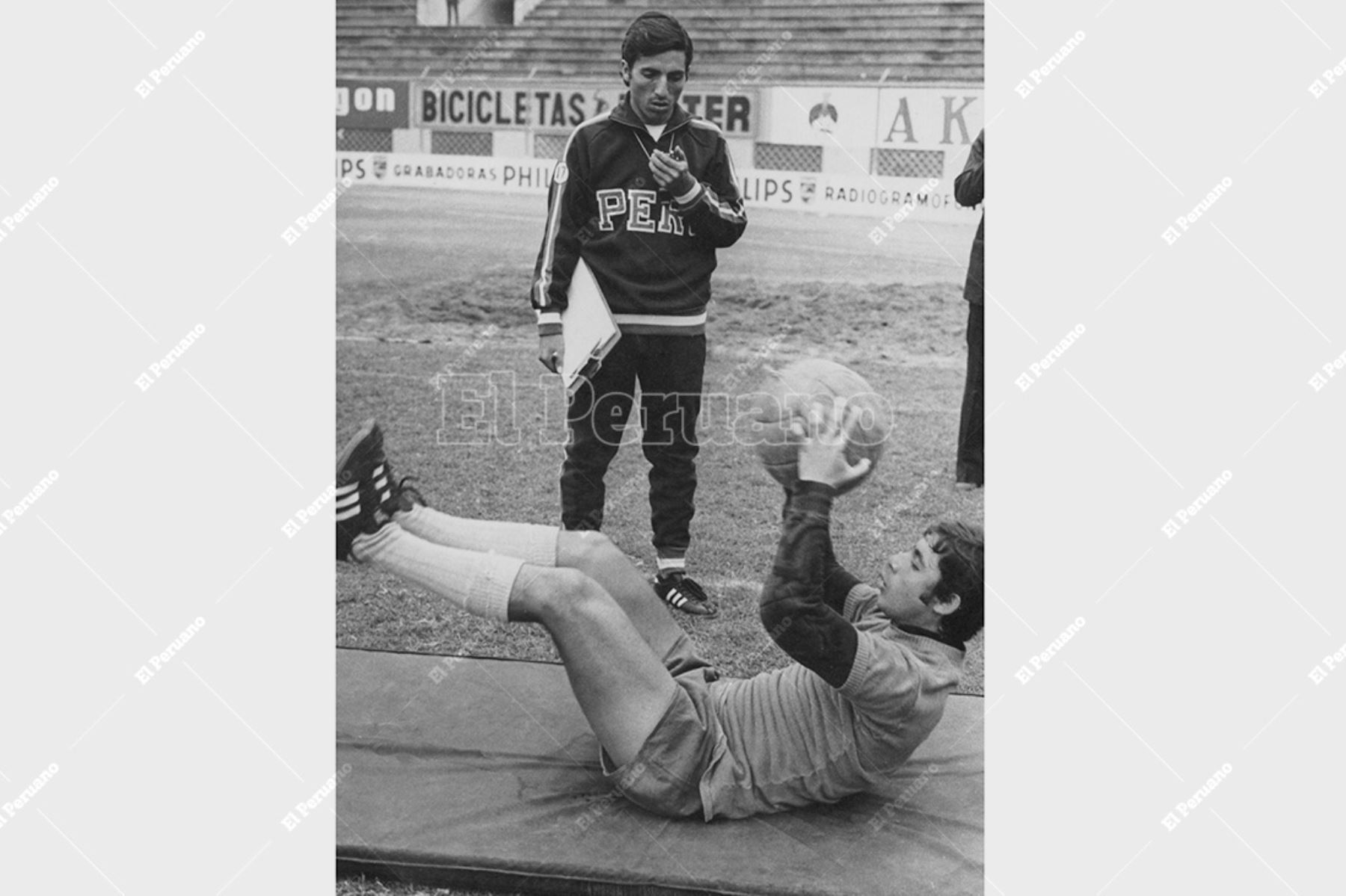 Lima - 25 junio 1973 /  Roberto Chale en los entrenamiento de la selección peruana de fútbol en el Estadio Nacional.  Foto: Archivo Histórico de El Peruano