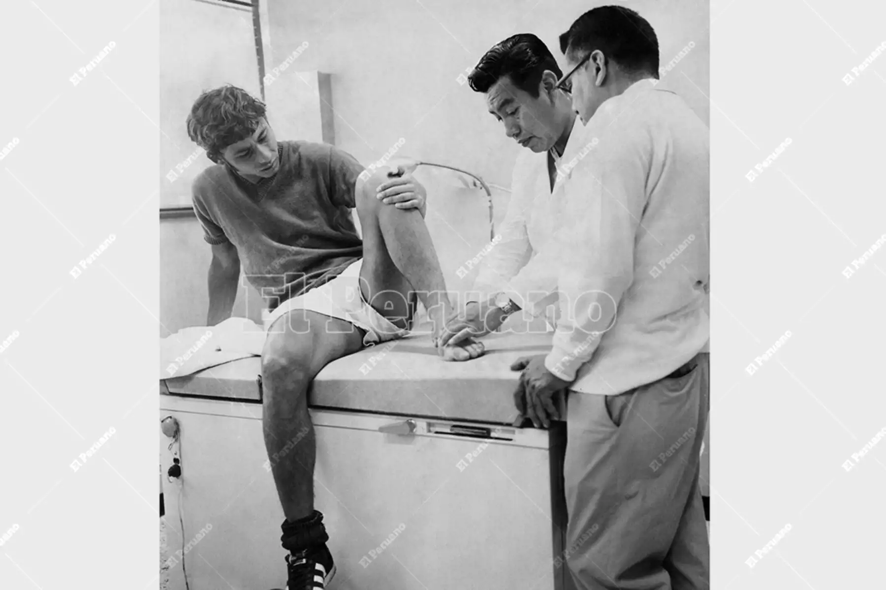 Porto Alegre, Brasil - 25 marzo 1970 / Roberto Chale pasa por un chequeo médico antes del partido internacional amistoso entre la selección peruana e Internacional. Foto: Archivo Histórico de El Peruano