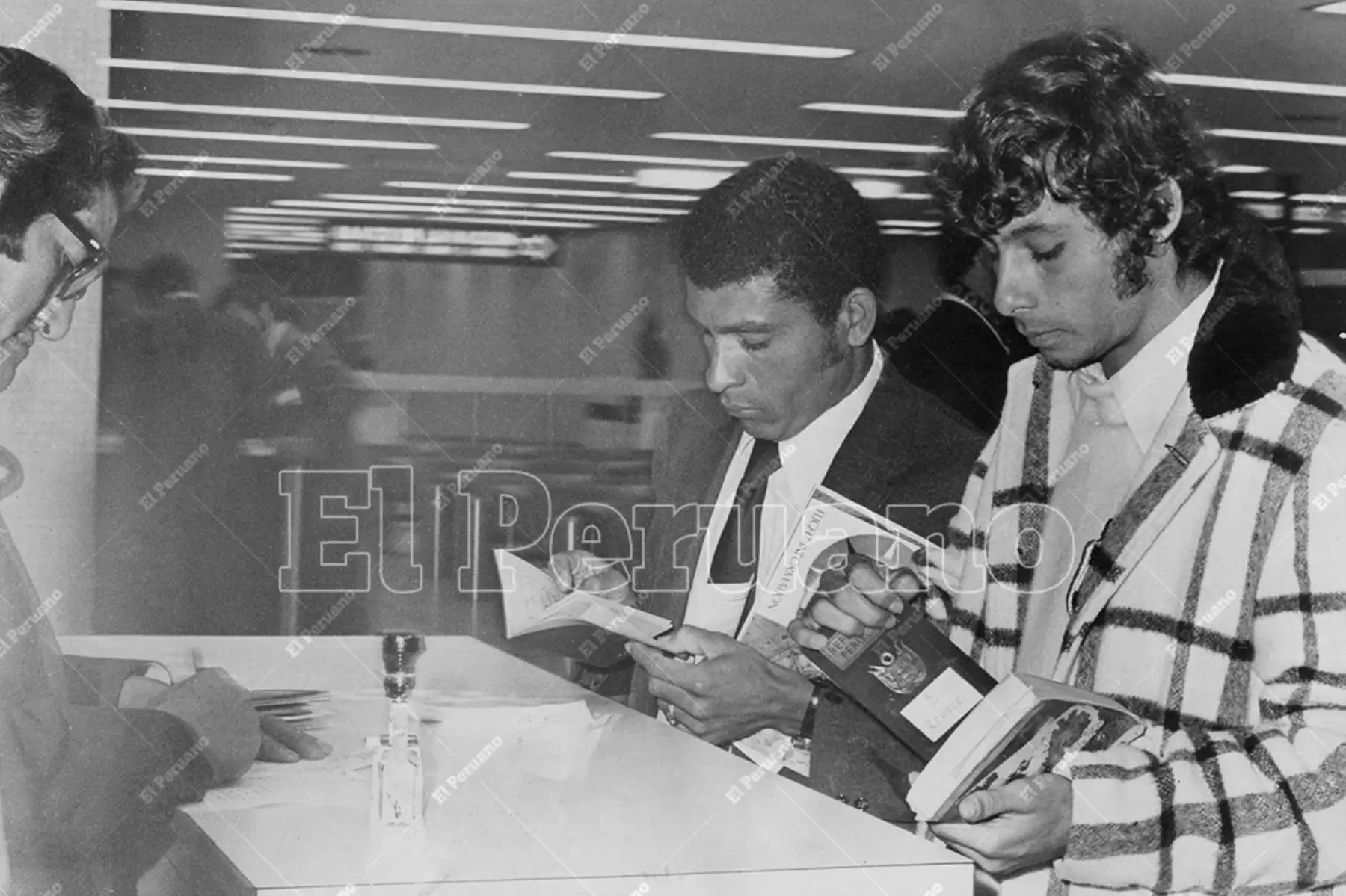 Callao - 7 mayo 1971 / Héctor Chumpitaz y Roberto Chale retornaron al país luego del encuentro entre Palmeiras y Universitario de Deportes por la Copa Libertadores. Ambos fueron expulsados y ya no podían actuar en Montevideo. Foto: Archivo Histórico de El Peruano