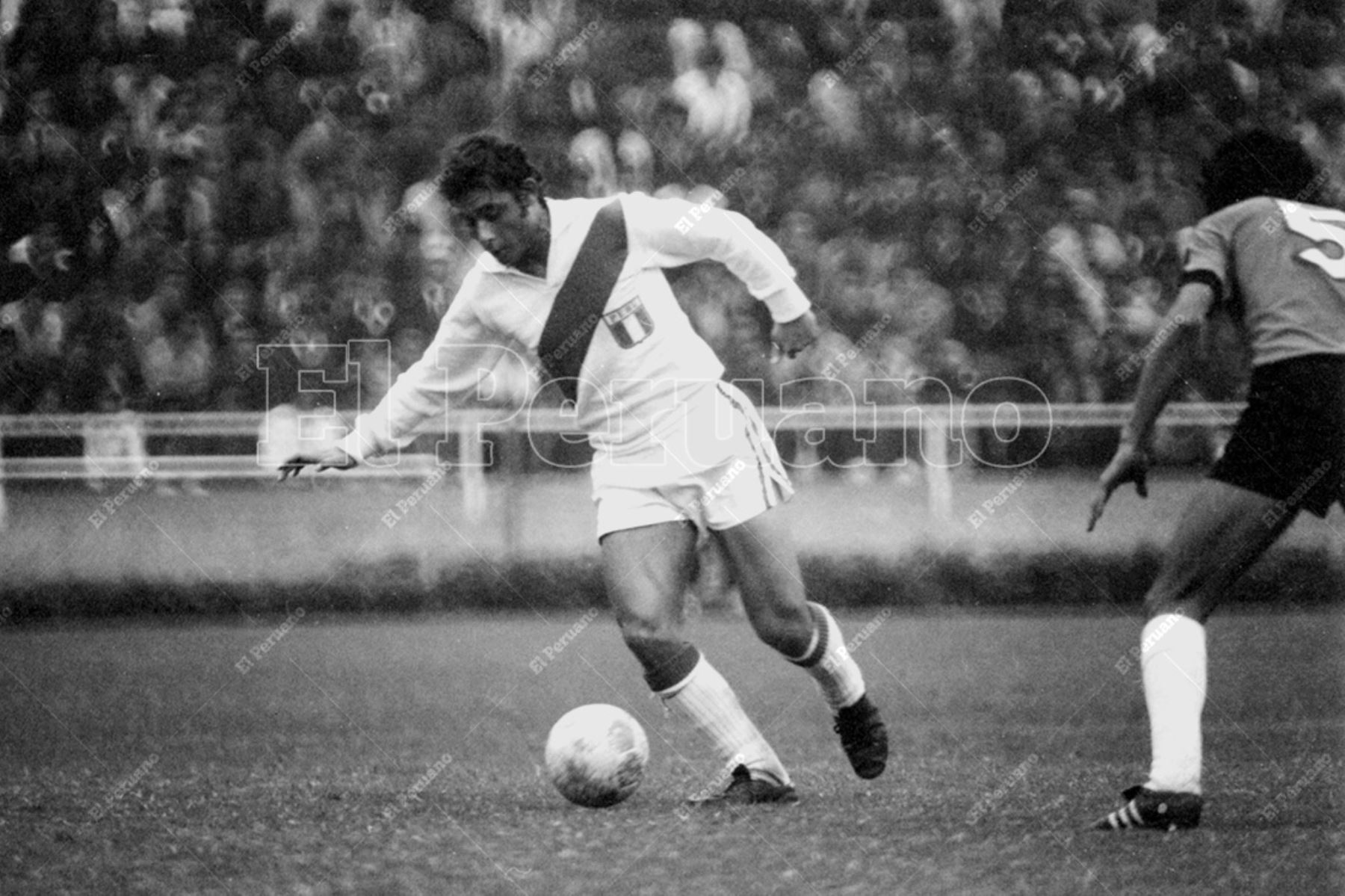 Lima - 10 junio 1975 / Roberto Chale en el partido entre Perú y el combinado Resto de América a favor de la Junta de Asistencia Nacional (JAN).  Foto: Archivo Histórico de El Peruano / Raúl Sagástegui