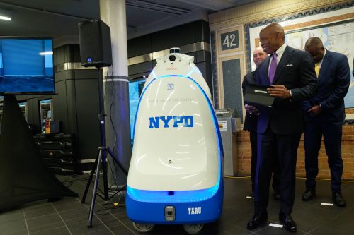 Fotografía cedida por el Ayuntamiento de Nueva York, en la que aparece su alcalde Eric Adams durante la presentación del robot de la policía de Nueva York llamado K5 hoy, en la estación de metro de Times Square, Nueva York (EE. UU.). Foto: EFE