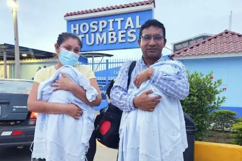 Orgullosos papás con sus gemelos Elías Rafael y Gabriel Eleazer, quienes fueron dados de alta de hospital en Tumbes. Foto: ANDINA/EsSalud