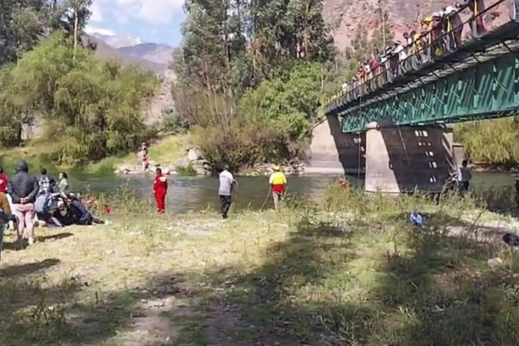 Los rescatistas ingresaron en botes de goma y se desplazaron río abajo, mientras que otra cuadrilla se dirigió por las orillas de ambos márgenes.