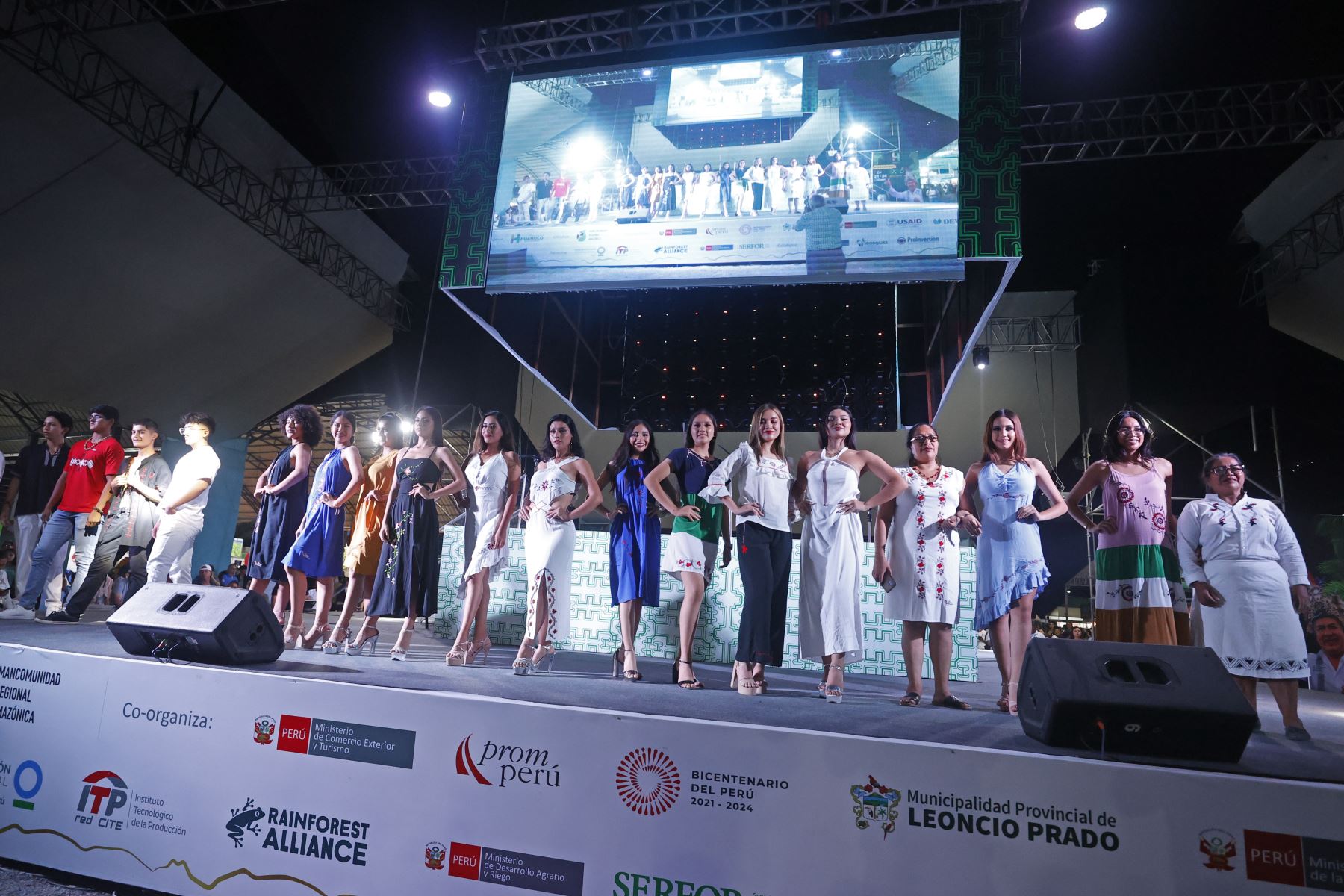 Desfile de modas de la Región San Martín en la Playa  de Tingo María de la Expo Amazónica 2023. Foto: ANDINA/ Vidal Tarqui