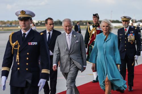 El rey Carlos III de Gran Bretaña (C) y la reina Camilla de Gran Bretaña (2R) caminan con el ministro de Defensa de Francia, Sebastien Lecornu (2L), antes de abordar un avión con destino al Reino Unido al final de su visita de Estado de tres días a Francia, en el aeropuerto de Burdeos-Merignac. Foto: AFP