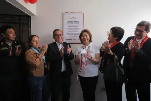 La ministra de la Mujer y Poblaciones Vulnerables, Nancy Tolentino, inauguró en el distrito huanuqueño de Pillco Marca, el nuevo local del Hogar de Refugio Temporal (HRT) Huánuco junto al vicegobernador regional, Juan Paredes. Este espacio acoge a mujeres, incluyendo a sus hijos e hijas, víctimas de violencia que se encuentran en situación de riesgo de feminicidio o peligre su integridad.
