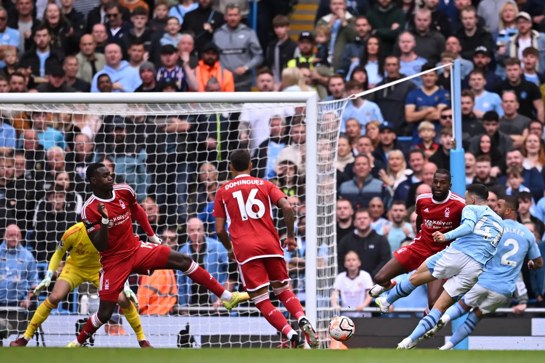 El mediocampista inglés del Manchester City #47 Phil Foden (2R) dispara para marcar el gol inicial del partido de fútbol de la Premier League inglesa entre Manchester City y Nottingham Forest en el estadio Etihad de Manchester, noroeste de Inglaterra, el 23 de septiembre de 2023.
Foto: AFP