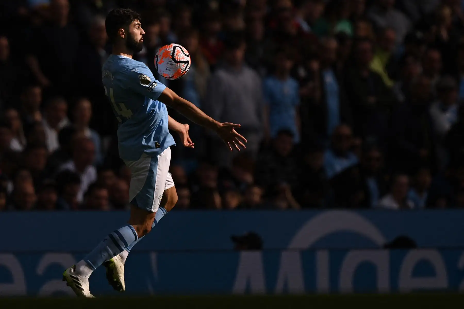 El defensor croata #24 del Manchester City, Josko Gvardiol, controla el balón durante el partido de fútbol de la Premier League inglesa entre Manchester City y Nottingham Forest en el estadio Etihad de Manchester, noroeste de Inglaterra, el 23 de septiembre de 2023. Foto: AFP