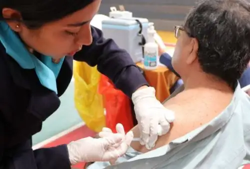 Toda persona mordida debe aplicar la “Triada preventiva de la rabia”, la cual consiste primero en lavar la herida con abundante agua y jabón, por 10 minutos; segundo, identificar al animal que lo mordió, contando con información detallada; y tercero acudir al establecimiento de salud más cercano al domicilio. Foto: ANDINA/Difusión