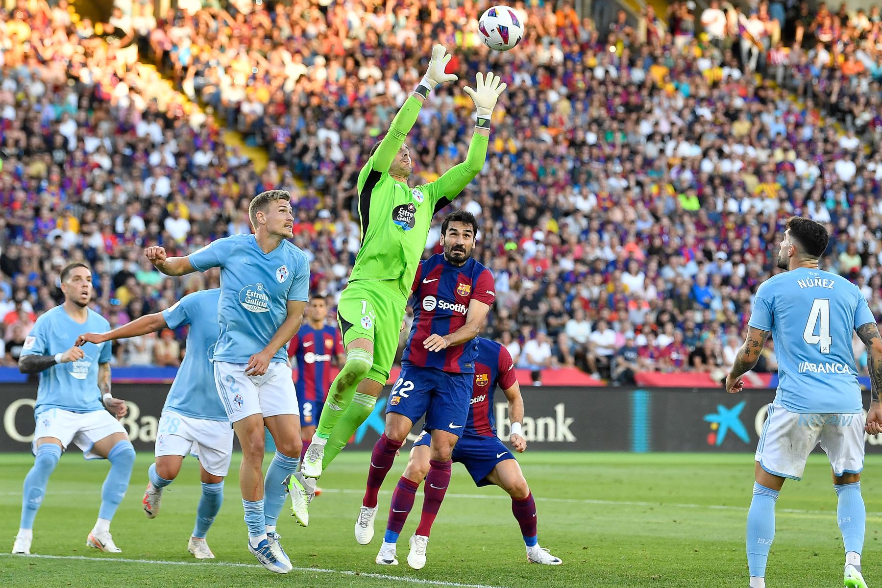 El portero español 13 del Celta de Vigo, Ivan Villar, alcanza el balón durante el partido de fútbol de la Liga española entre el FC Barcelona y el RC Celta de Vigo en el Estadi Olimpic Lluis Companys de Barcelona el 23 de septiembre de 2023.
Foto: AFP