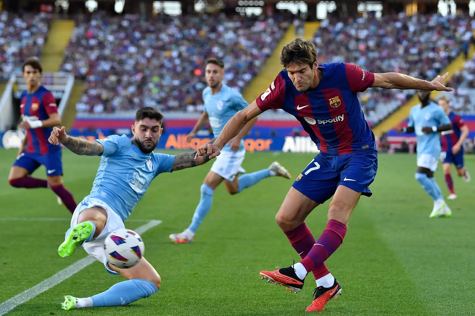 El defensor español del Celta de Vigo 04 Unai Núñez (L) lucha por el balón con el defensor español del Barcelona 17 Marcos Alonso durante el partido de fútbol de la Liga española entre el FC Barcelona y el RC Celta de Vigo en el Estadi Olimpic Lluis Companys de Barcelona el 23 de septiembre , 2023. Foto: AFP
