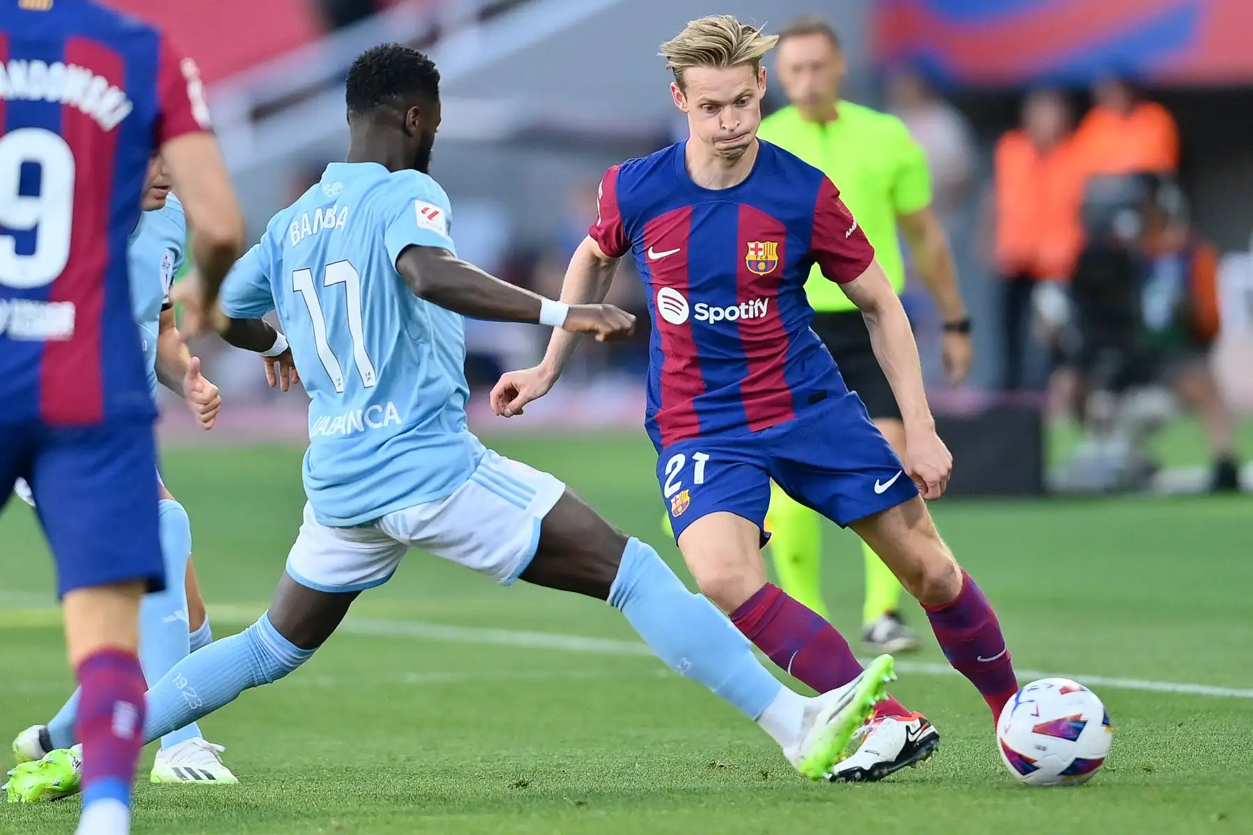El centrocampista marfileño del Celta de Vigo 17 Jonathan Bamba lucha por el balón con el centrocampista holandés del Barcelona #21 Frenkie de Jong durante el partido de fútbol de la Liga española entre el FC Barcelona y el RC Celta de Vigo en el Estadi Olimpic Lluis Companys de Barcelona el 23 de septiembre de 2023. .
Foto: AFP
