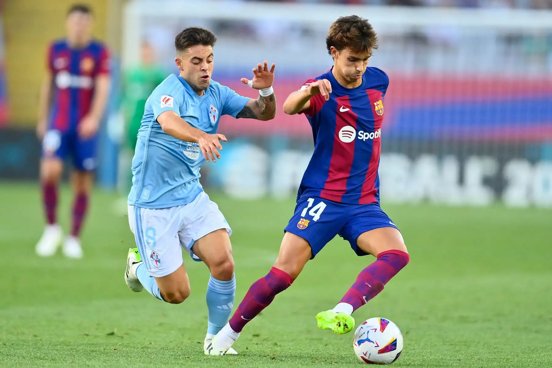 Andreas Christensen (d), defensa danés del FC Barcelona comete una falta ante el delantero noruego del Celta de Vigo Jorgen Strand Larsen (i) en la disputa de una posesión durante el encuentro de la jornada 6 de LaLiga entre FC Barcelona y RC Celta de Vigo, este sábado en el Estadio Olímpico de Montjuic, en Barcelona. 
Foto: EFE