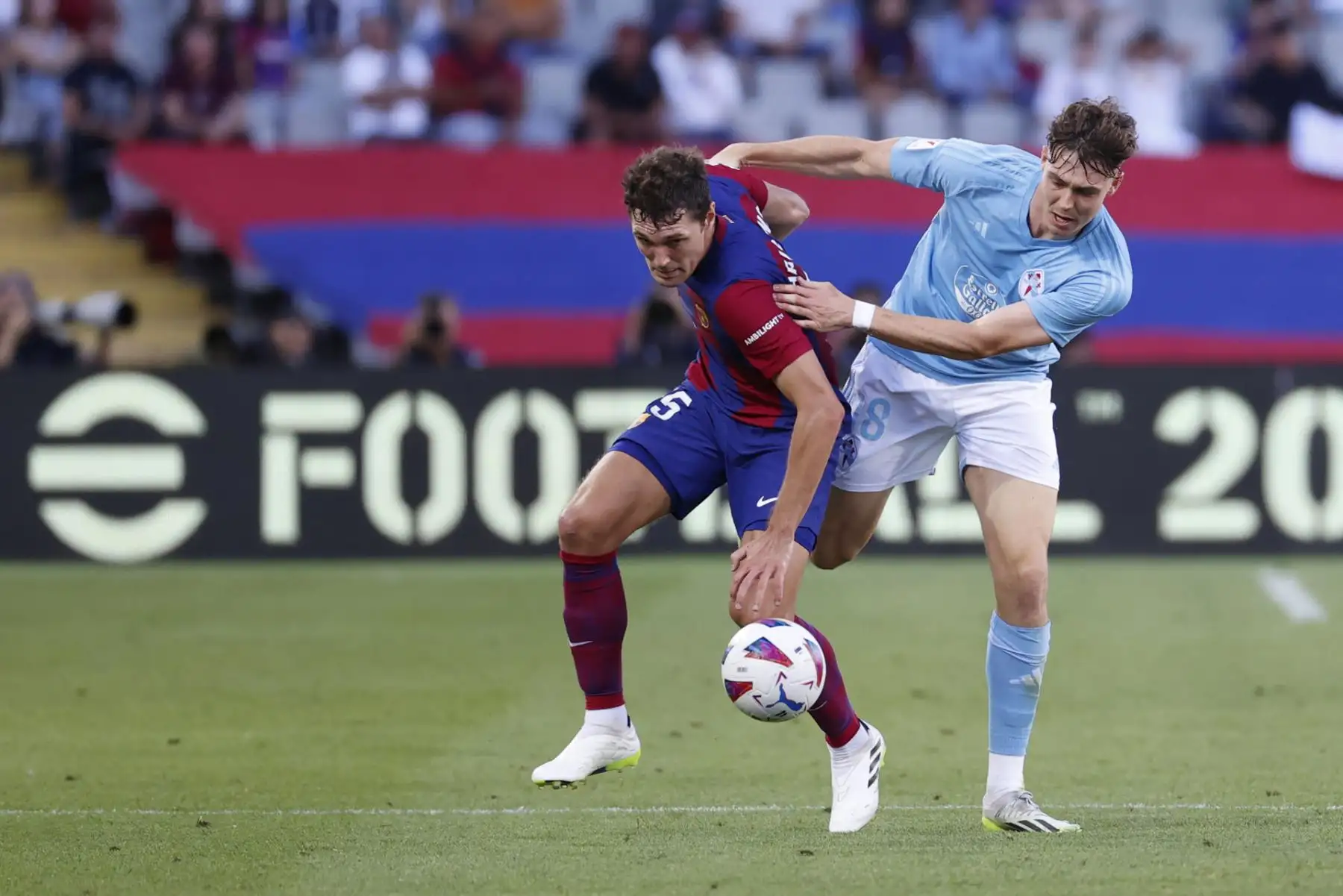 El delantero noruego del Celta de Vigo Jorgen Strand Larsen (d) disputa una posesión ante Andreas Christensen, defensa danés del FC Barcelona durante el encuentro de la jornada 6 de LaLiga entre FC Barcelona y RC Celta de Vigo, este sábado en el Estadio Olímpico de Montjuic, en Barcelona.
Foto: EFE