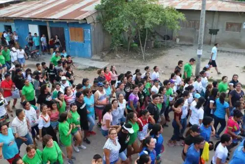 Con la tradicional “Pandilla”, danza costumbrista amazónica peruana, la población organizada en grupos baila al sonido de las bandas. Así empieza la celebración de la festividad en honor a la Virgen de las Mercedes en la ciudad de Juanjuí, capital de la provincia de Mariscal Cáceres, departamento de San Martín.