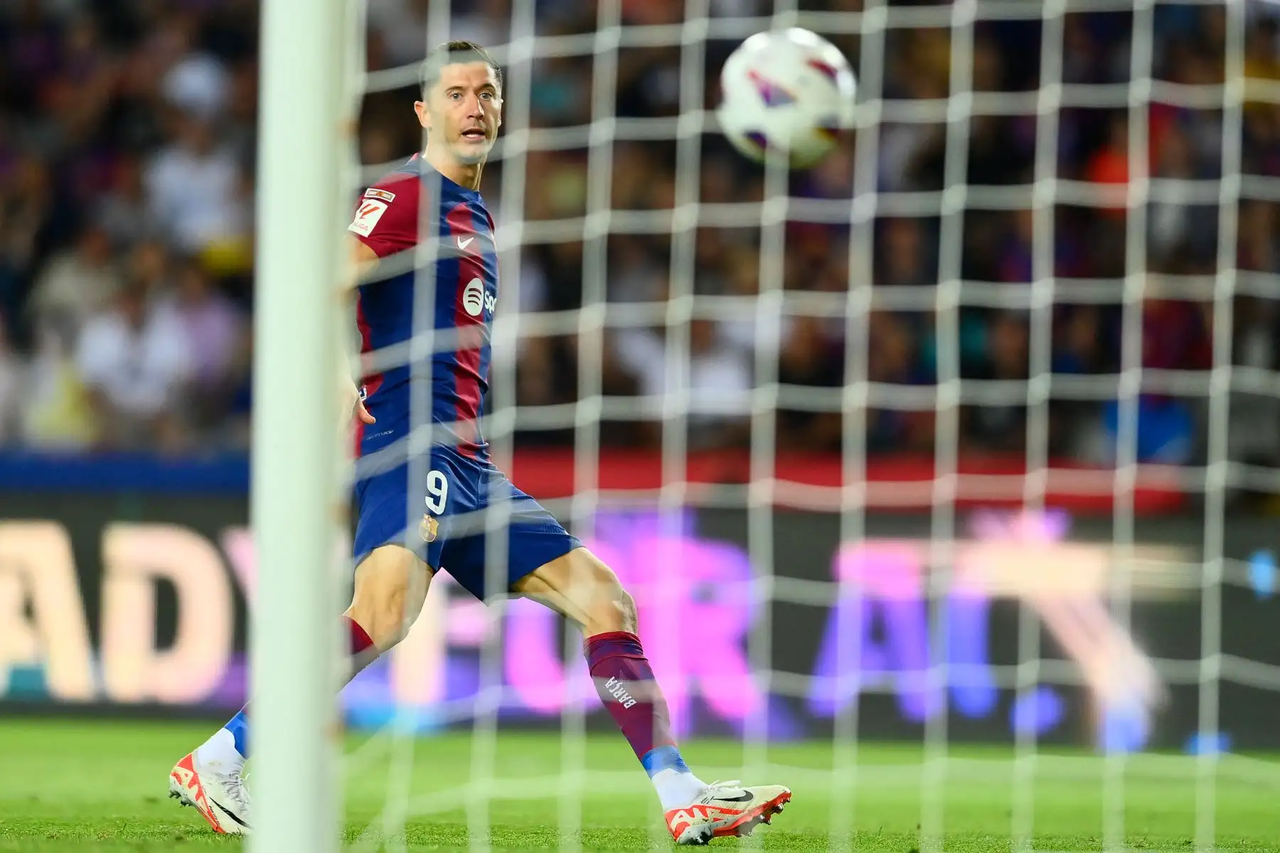 El delantero polaco 09 del Barcelona, ​​Robert Lewandowski, anota el primer gol de su equipo durante el partido de fútbol de la Liga española entre el FC Barcelona y el RC Celta de Vigo en el Estadi Olimpic Lluis Companys de Barcelona el 23 de septiembre de 2023.
Foto: AFP
