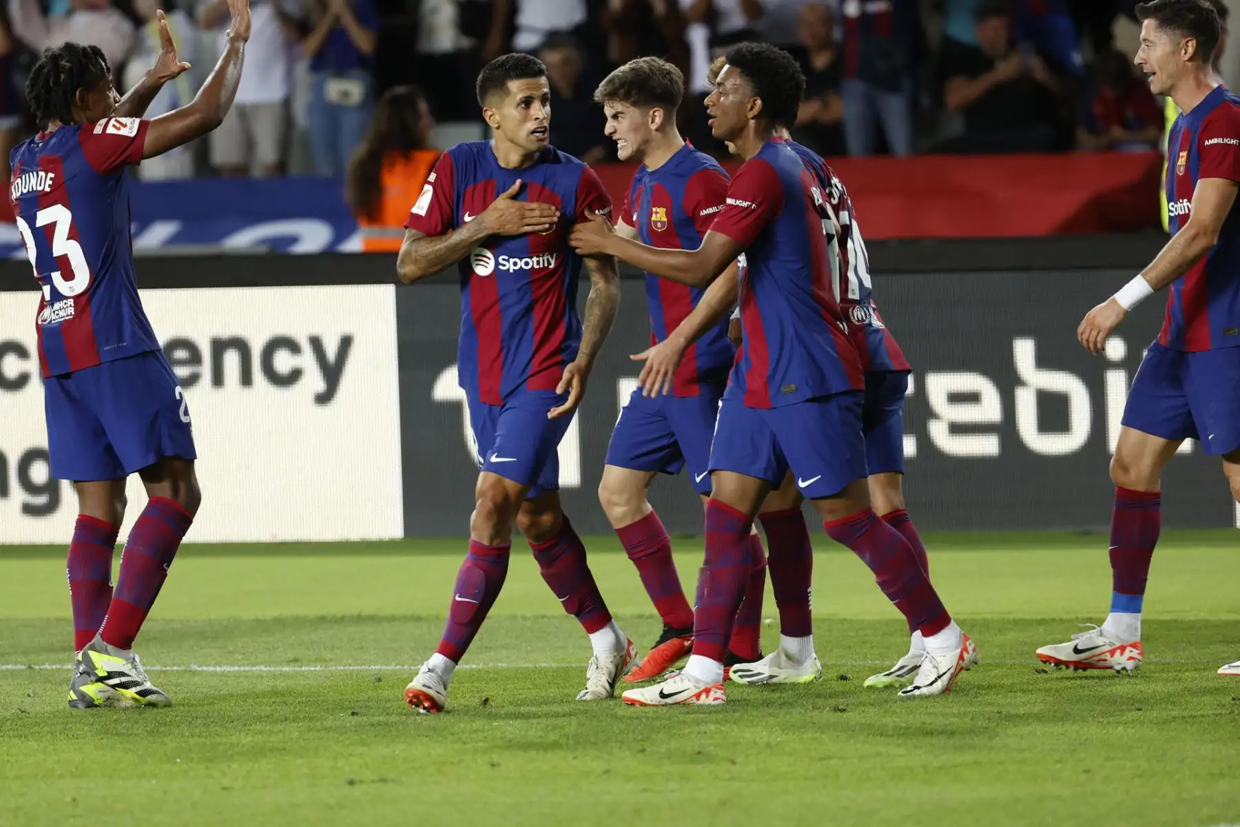 El delantero polaco 09 del Barcelona, ​​Robert Lewandowski, anota el primer gol de su equipo durante el partido de fútbol de la Liga española entre el FC Barcelona y el RC Celta de Vigo en el Estadi Olimpic Lluis Companys de Barcelona el 23 de septiembre de 2023.
Foto: AFP