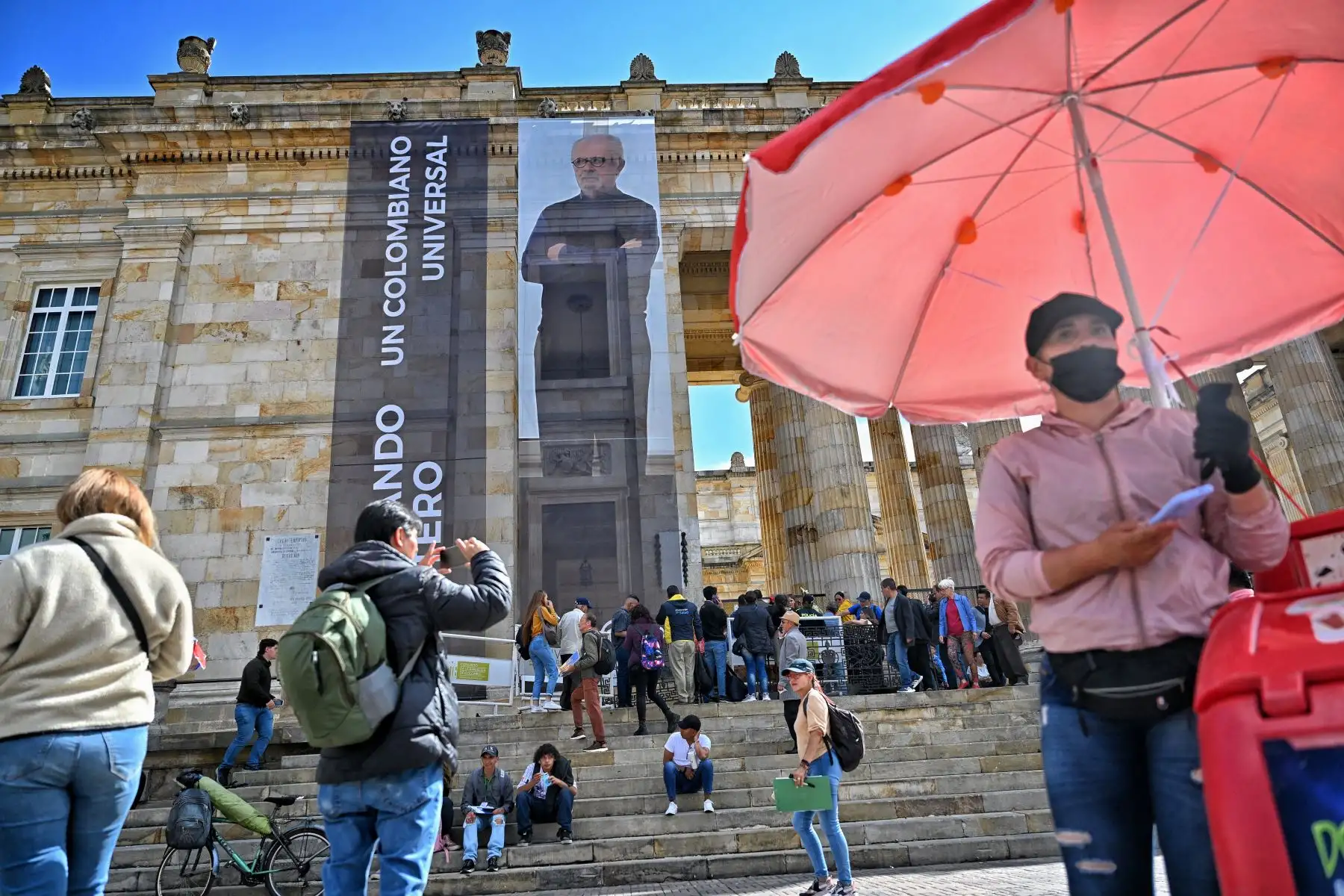 Una imagen del pintor y escultor colombiano Fernando Botero, quien murió a los 91 años el 15 de septiembre, se muestra en la fachada del Congreso en Bogotá mientras sus restos descansan en la capilla funeraria ubicada en el edificio.
Foto: AFP