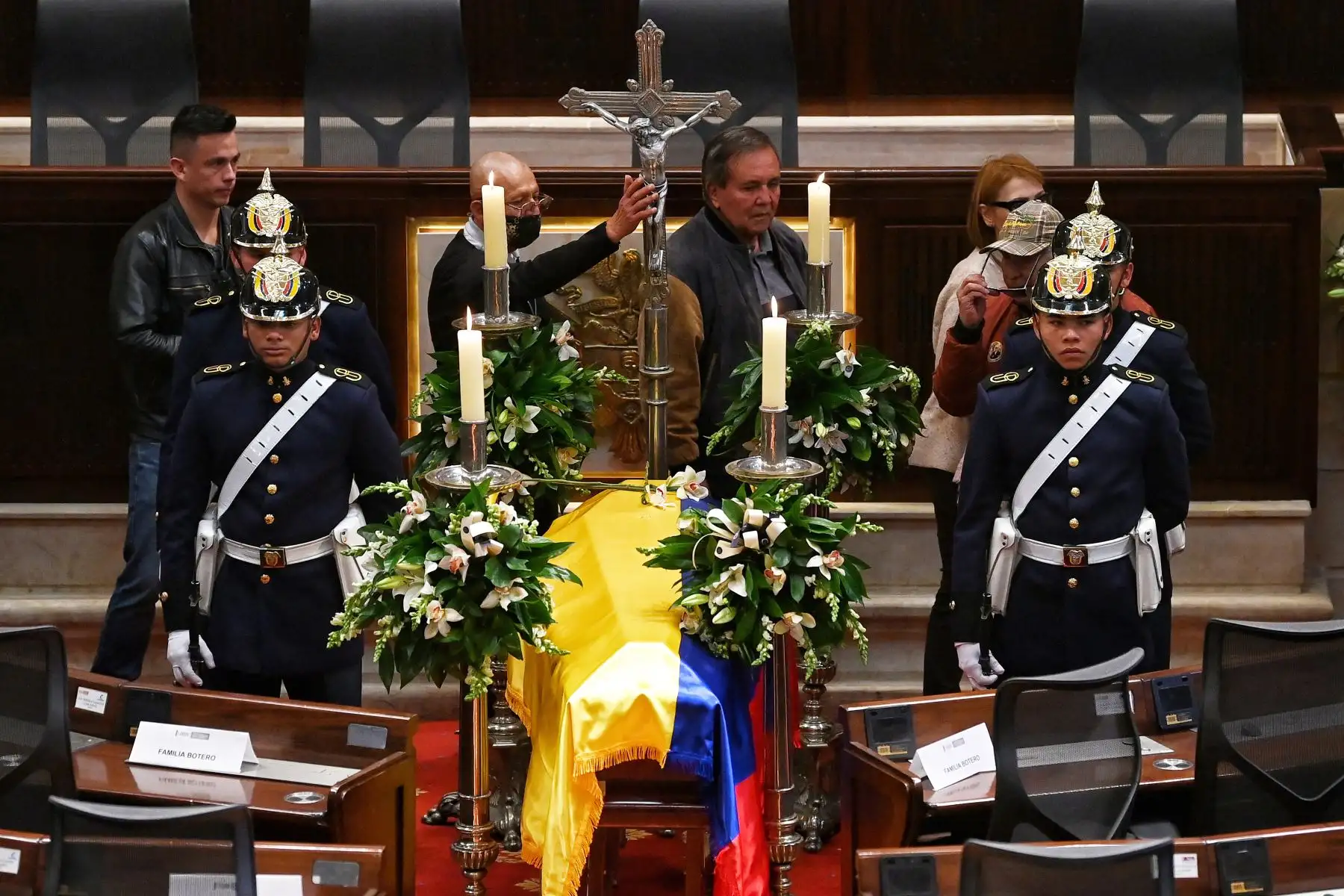 La gente pasa junto al ataúd con los restos del pintor y escultor colombiano Fernando Botero, fallecido a los 91 años el 15 de septiembre, mientras yace en la capilla funeraria instalada en el Congreso de Bogotá.
Foto: AFP