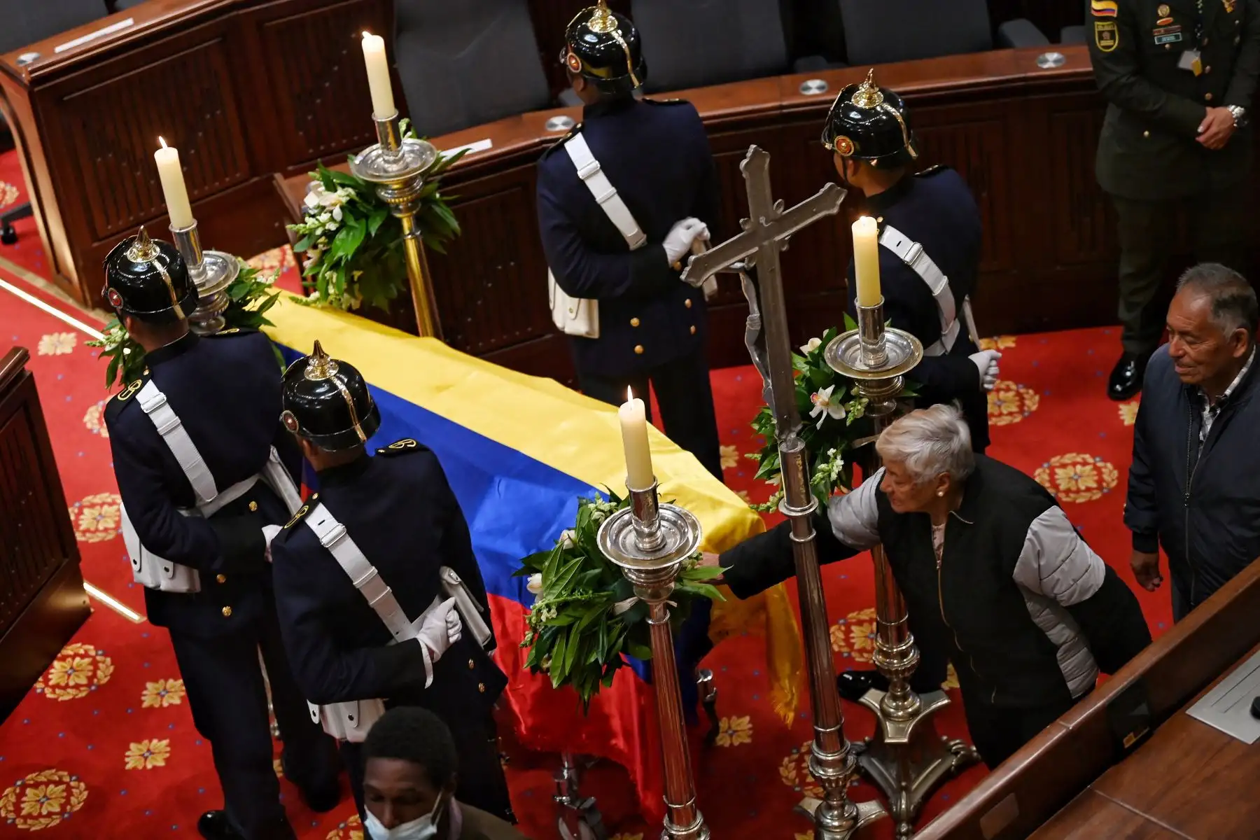 La gente pasa junto al ataúd con los restos del pintor y escultor colombiano Fernando Botero, fallecido a los 91 años el 15 de septiembre, mientras yace en la capilla funeraria instalada en el Congreso de Bogotá.
Foto: AFP