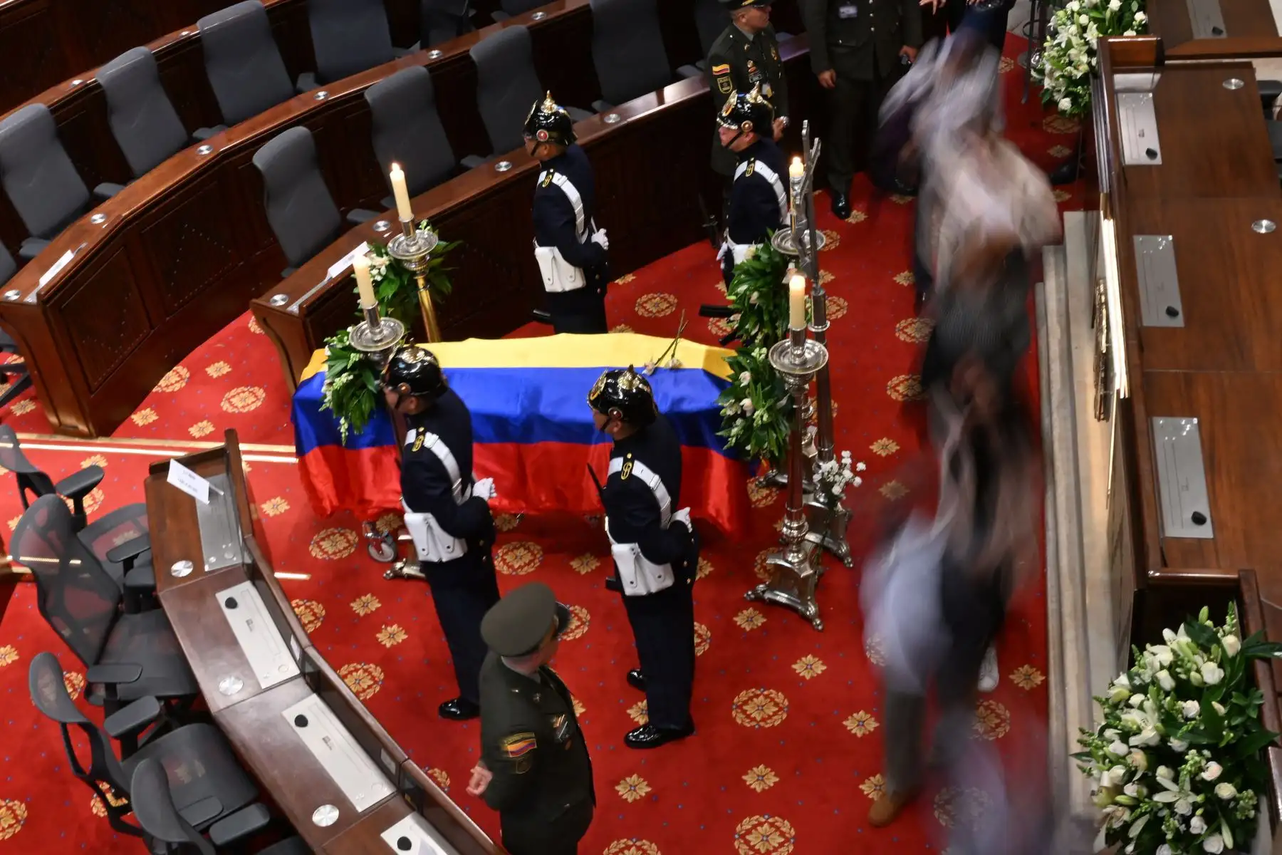 La gente pasa junto al ataúd con los restos del pintor y escultor colombiano Fernando Botero, fallecido a los 91 años el 15 de septiembre, mientras yace en la capilla funeraria instalada en el Congreso de Bogotá.
Foto: AFP