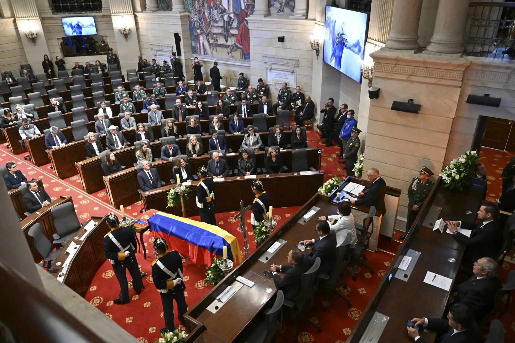 El ataúd con los restos del pintor y escultor colombiano Fernando Botero, que murió a los 91 años la semana pasada, se encuentra en la capilla funeraria del Congreso en Bogotá.
Foto: AFP