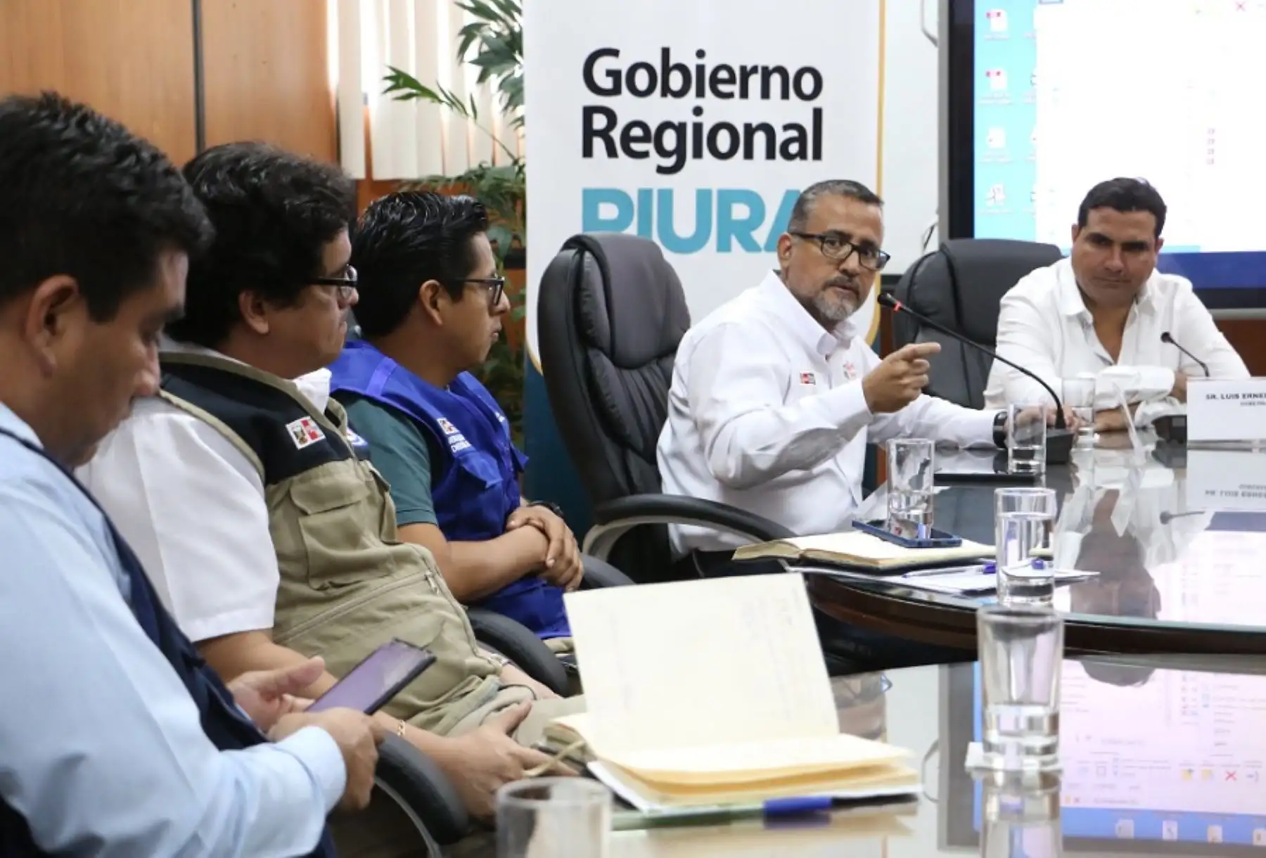 El viceministro de Salud Pública, Ricardo Peña, y un equipo multidisciplinario del Minsa se reunieron en Piura con el gobernador regional, Luis Ernesto Neyra, y los alcaldes distritales, con la finalidad de articular y sellar los compromisos de lucha contra el dengue.