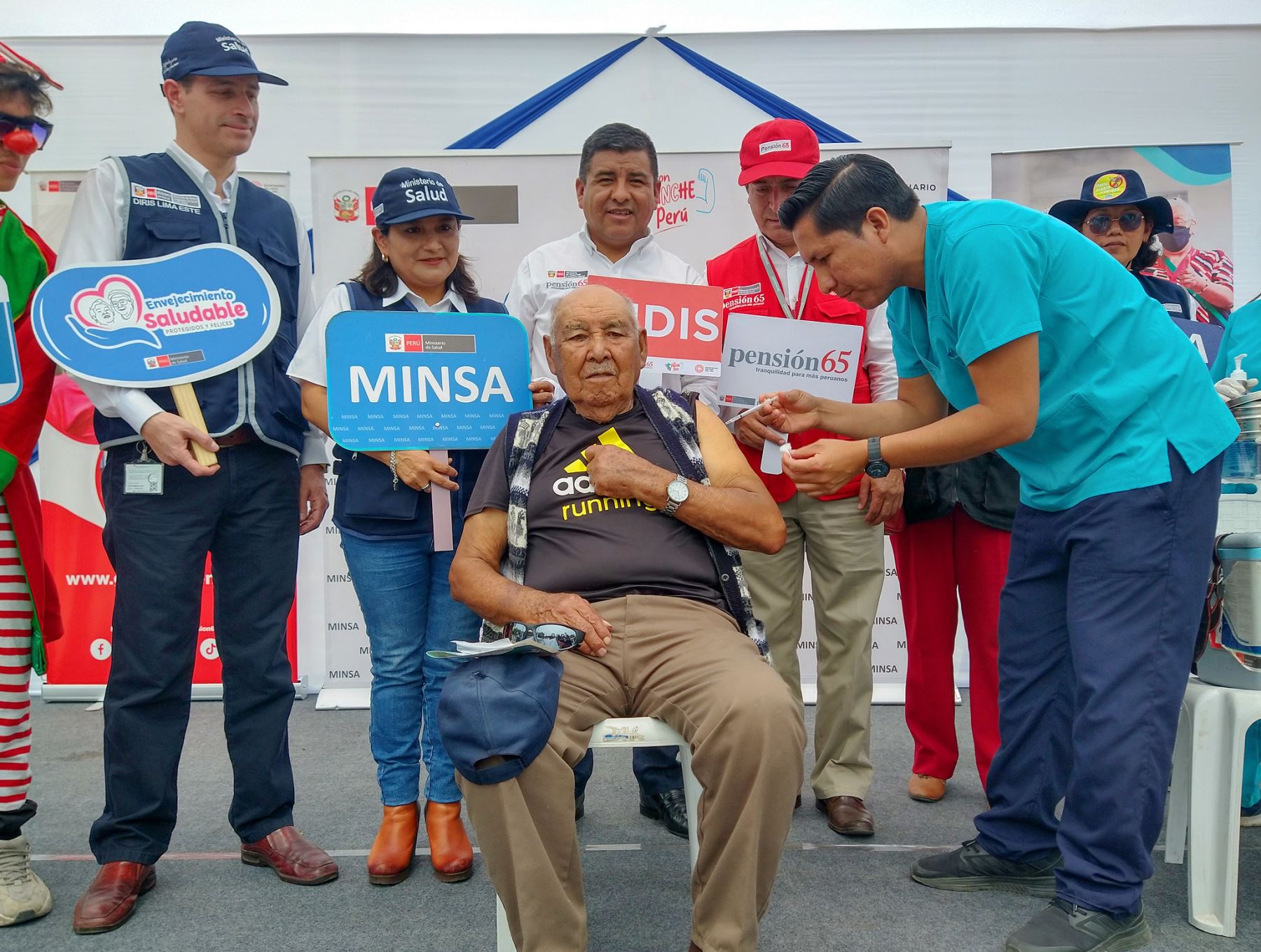 Ministerio de Salud promueve campaña integral  de salud dirigida a la población en general , con énfasis en adultos mayores en Huaycán. Se brindaron los servicios de vacunación contra la covid-19 y esquema regular, descarte de cáncer de piel, colon, VIH, prevención de dengue, entre otros
Foto: Minsa