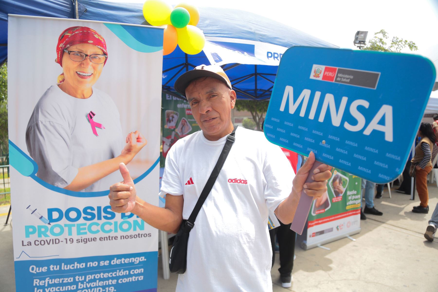 Ministerio de Salud promueve campaña integral  de salud dirigida a la población en general , con énfasis en adultos mayores en Huaycán. Se brindaron los servicios de vacunación contra la covid-19 y esquema regular, descarte de cáncer de piel, colon, VIH, prevención de dengue, entre otros
Foto: Minsa