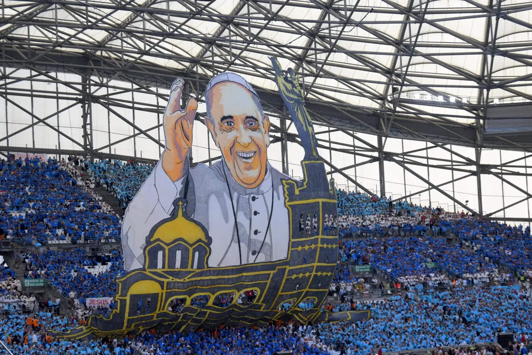 Los seguidores del club de fútbol Olympique de Marsella sostienen una enorme pancarta o tifo del Papa Francisco cuando llega para celebrar misa en el estadio Velódromo, en la ciudad portuaria sureña de Marsella.
Foto: AFP