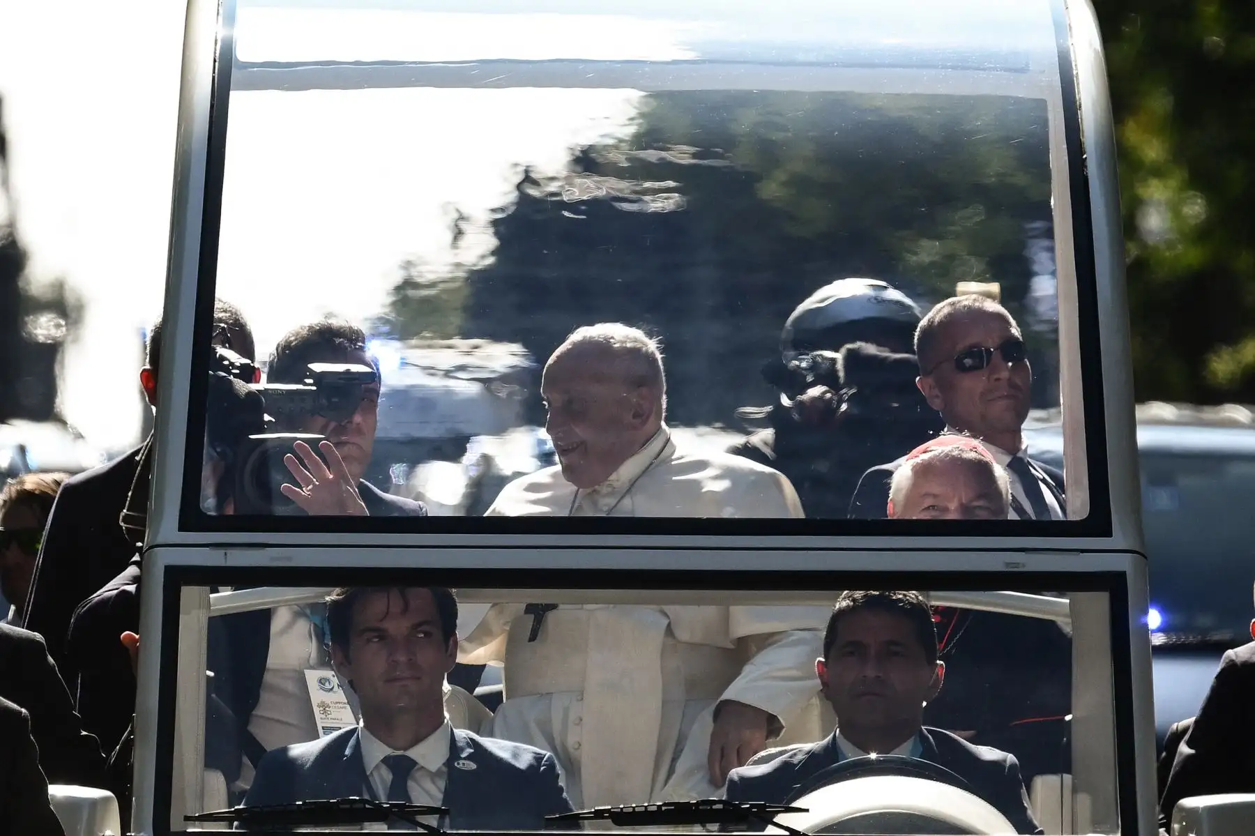 El Papa Francisco pasa en su papamóvil entre peregrinos, fieles y espectadores mientras se dirige a celebrar misa en el estadio Velódromo, en la ciudad portuaria sureña de Marsella.
Foto: AFP