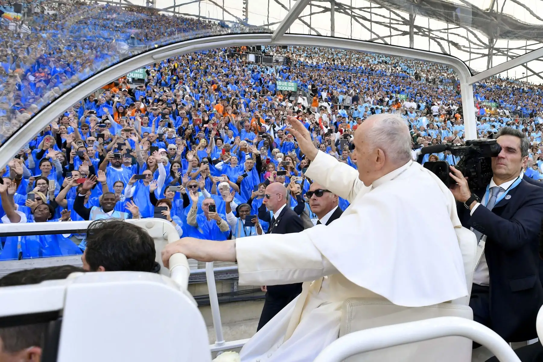 Esta foto tomada y distribuida el 23 de septiembre de 2023 por The Vatican Media muestra al Papa Francisco saludando a la multitud durante una santa misa en el estadio Velódromo de Marsella, al sur de Francia.
Foto: AFP