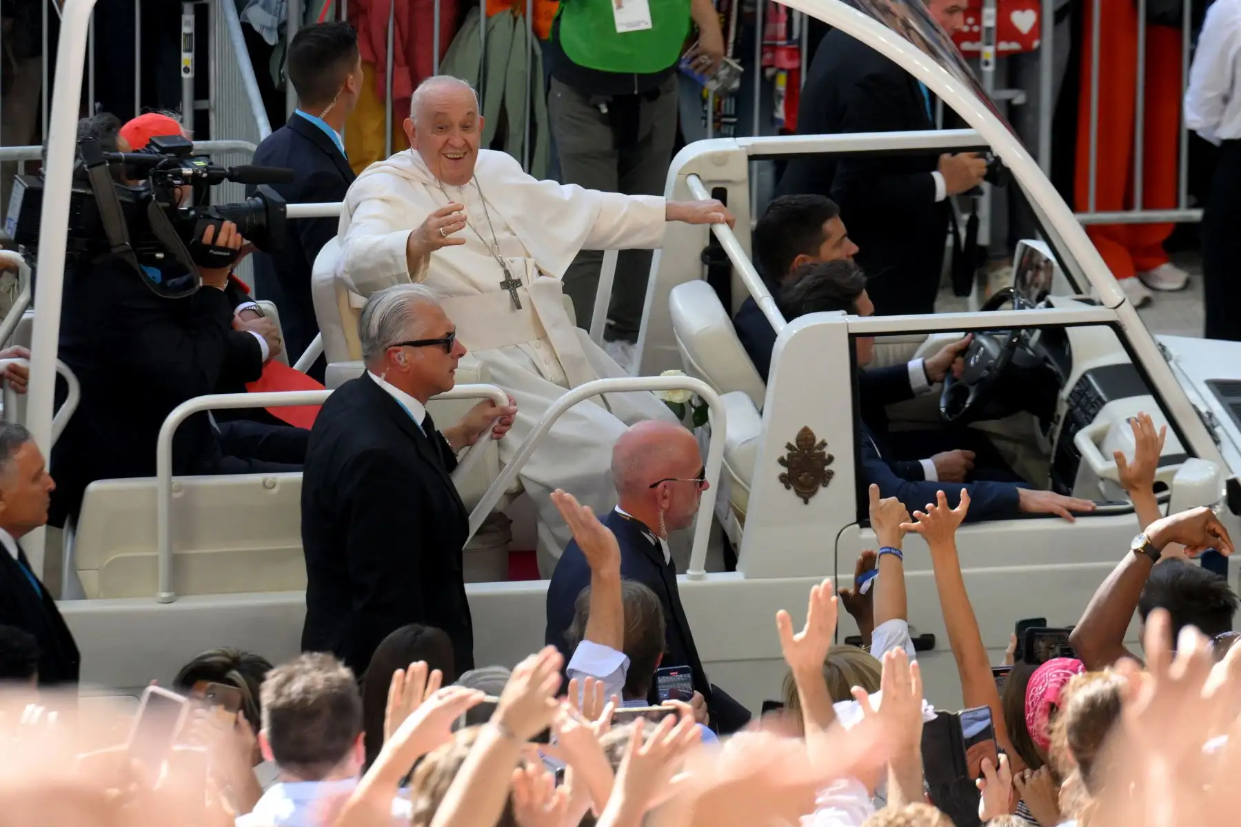 El Papa Francisco reacciona cuando llega para celebrar misa en el estadio Velódromo, en la ciudad portuaria sureña de Marsella.
Foto: AFP