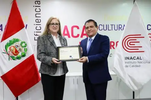 María Isabel Barrios, representante de cooperación global de ASTM International para América Latina entrega diploma de reconocimiento a Inacal, al presidente ejecutivo de esta institución de la calidad, César José Bernabé Pérez. Foto: Cortesía.