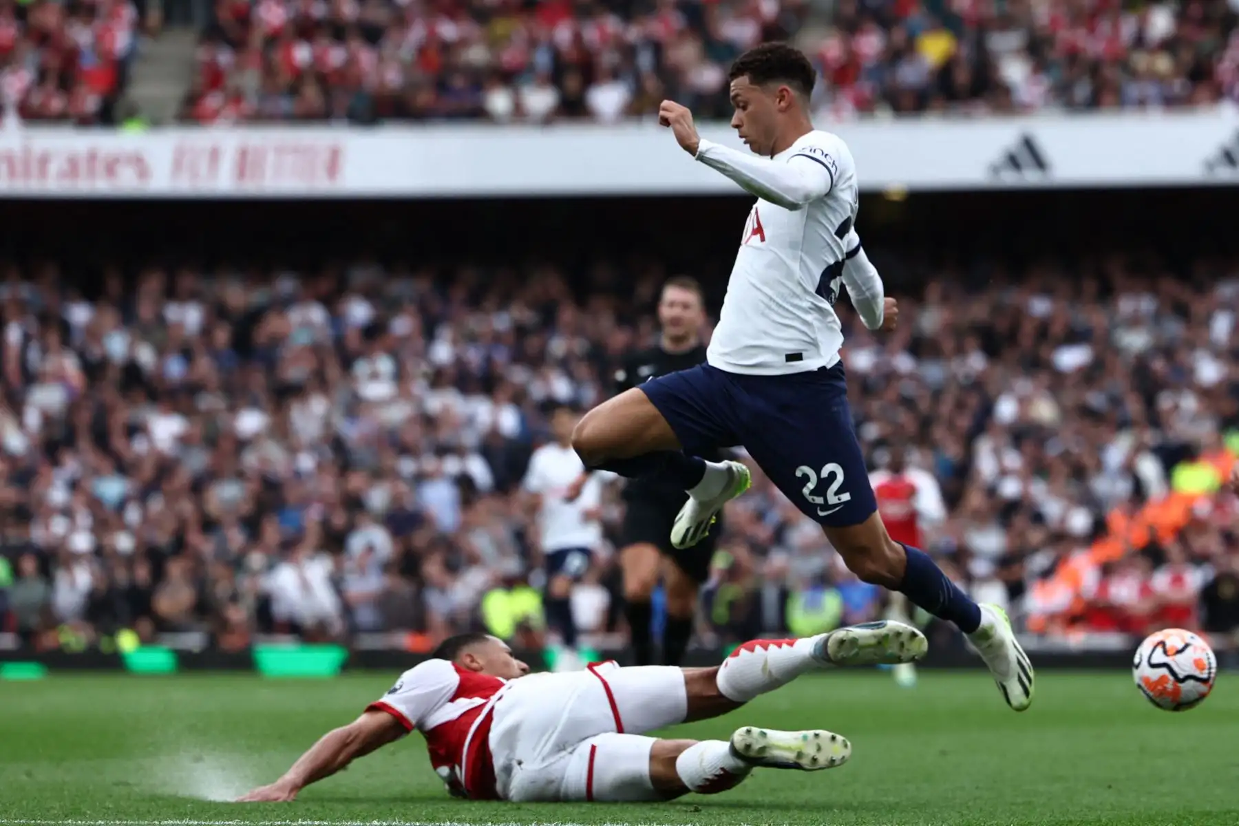 El defensor francés del Arsenal 02 William Saliba (izquierda) se enfrenta al delantero galés 22 del Tottenham Hotspur Brennan Johnson (derecha) durante el partido de fútbol de la Premier League inglesa entre el Arsenal y el Tottenham Hotspur en el Emirates Stadium de Londres el 24 de septiembre de 2023. Foto: AFP