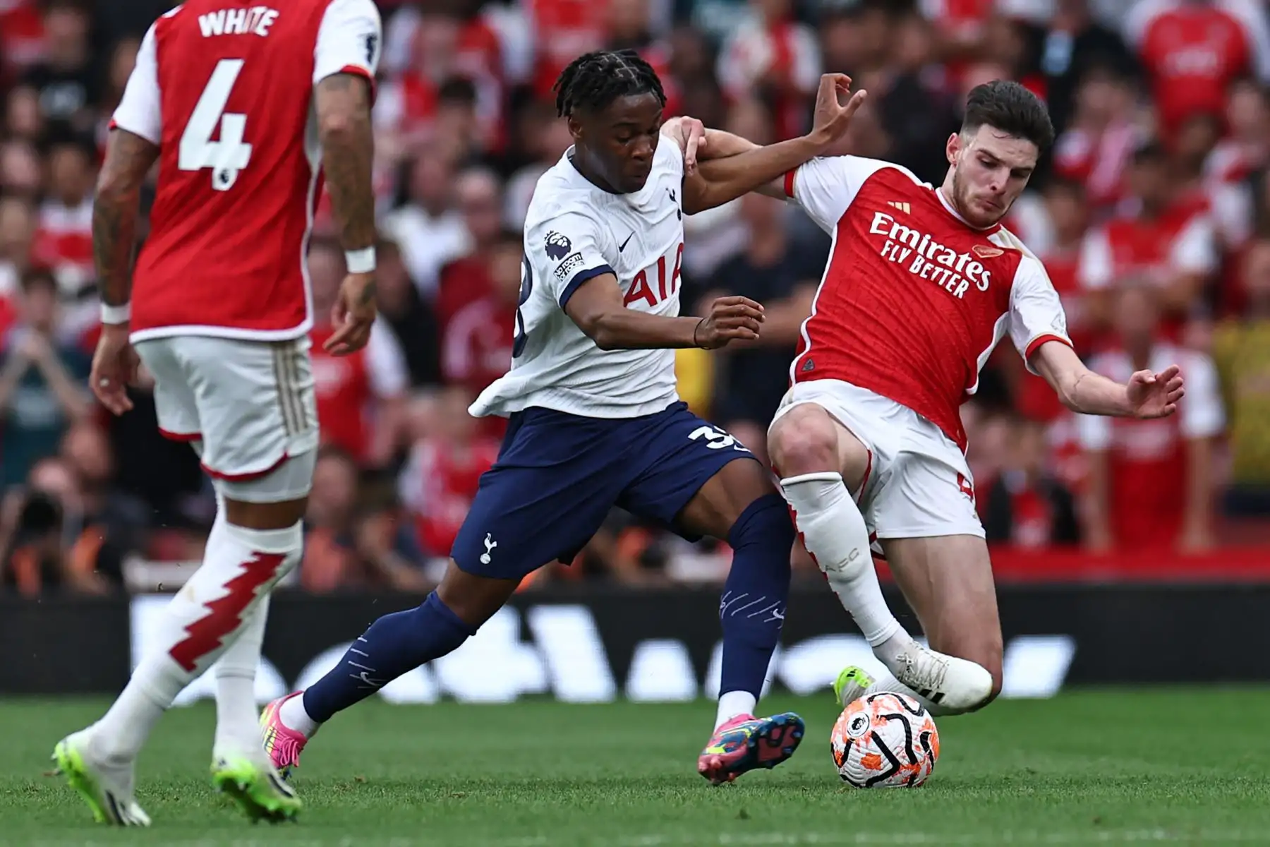 El defensor italiano del Tottenham Hotspur #38 Destiny Udogie (L) compite con el mediocampista inglés del Arsenal #41 Declan Rice (R) durante el partido de fútbol de la Premier League inglesa entre Arsenal y Tottenham Hotspur en el Emirates Stadium de Londres el 24 de septiembre de 2023.
Foto: AFP