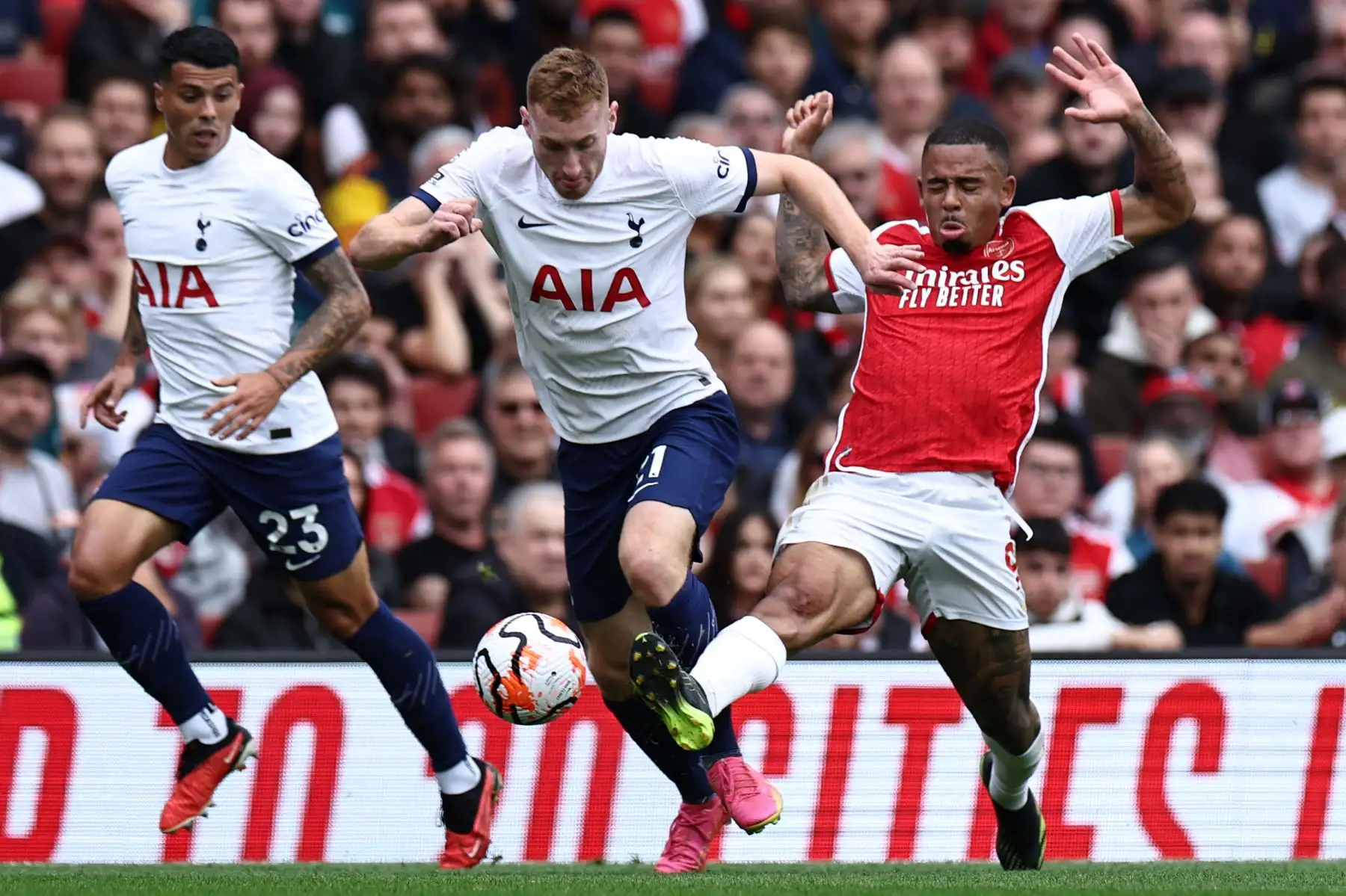 El delantero brasileño del Arsenal #09 Gabriel Jesus (R) compite con el mediocampista sueco del Tottenham Hotspur #21 Dejan Kulusevski (C) durante el partido de fútbol de la Premier League inglesa entre Arsenal y Tottenham Hotspur en el Emirates Stadium de Londres el 24 de septiembre de 2023. Foto: AFP