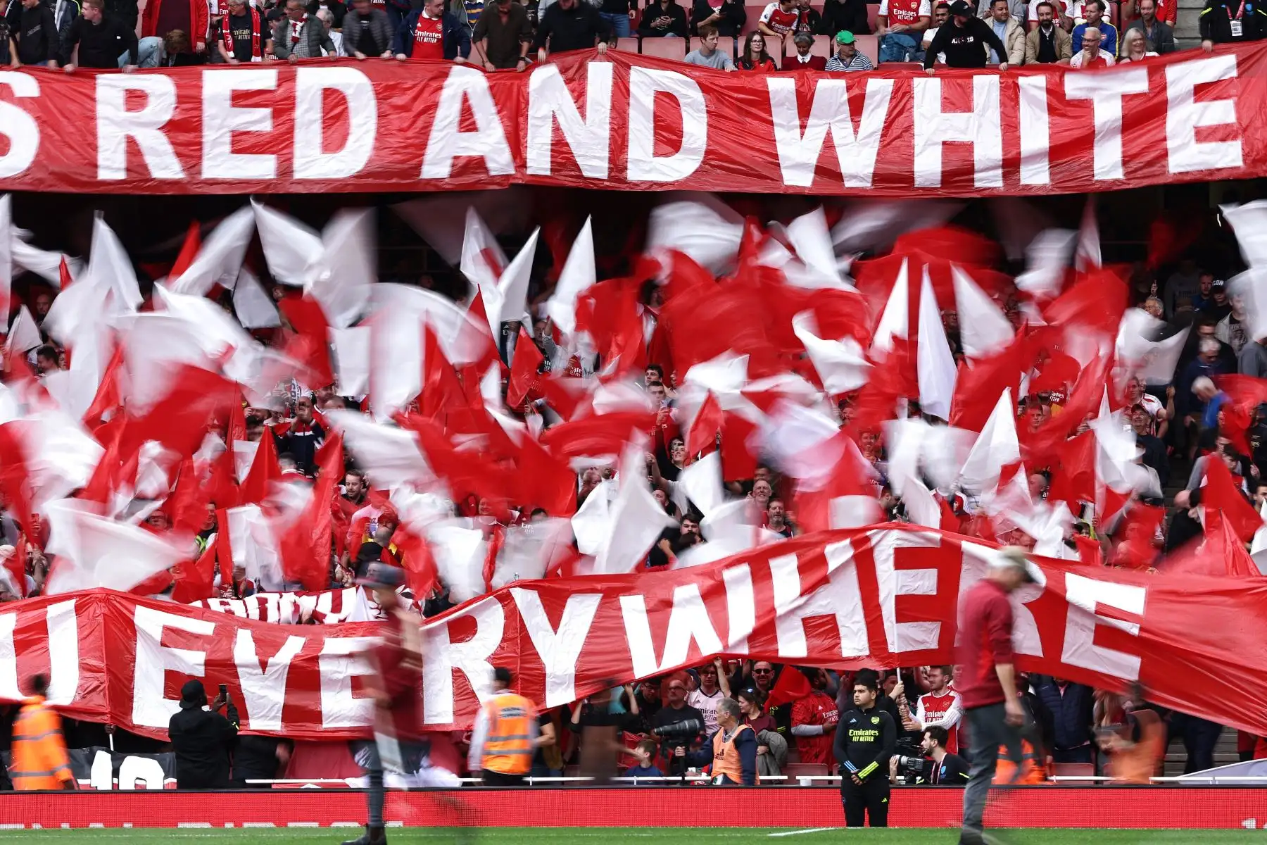 Los fanáticos del Arsenal ondean banderas entre la multitud antes del partido de fútbol de la Premier League inglesa entre el Arsenal y el Tottenham Hotspur en el Emirates Stadium de Londres el 24 de septiembre de 2023.
Foto: AFP