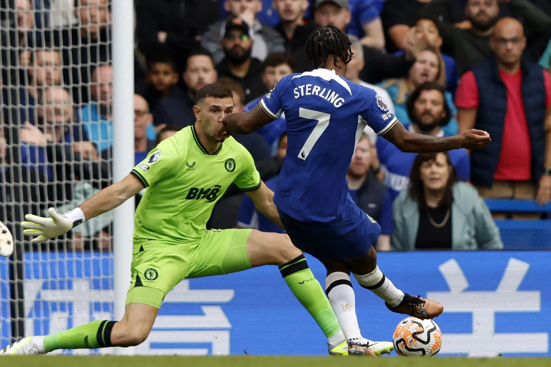 El portero argentino del Aston Villa 01 Emiliano Martínez (L) salva este disparo del mediocampista inglés del Chelsea 07 Raheem Sterling (R) durante el partido de fútbol de la Premier League inglesa entre Chelsea y Aston Villa en Stamford Bridge en Londres el 24 de septiembre de 2023.
Foto: AFP
