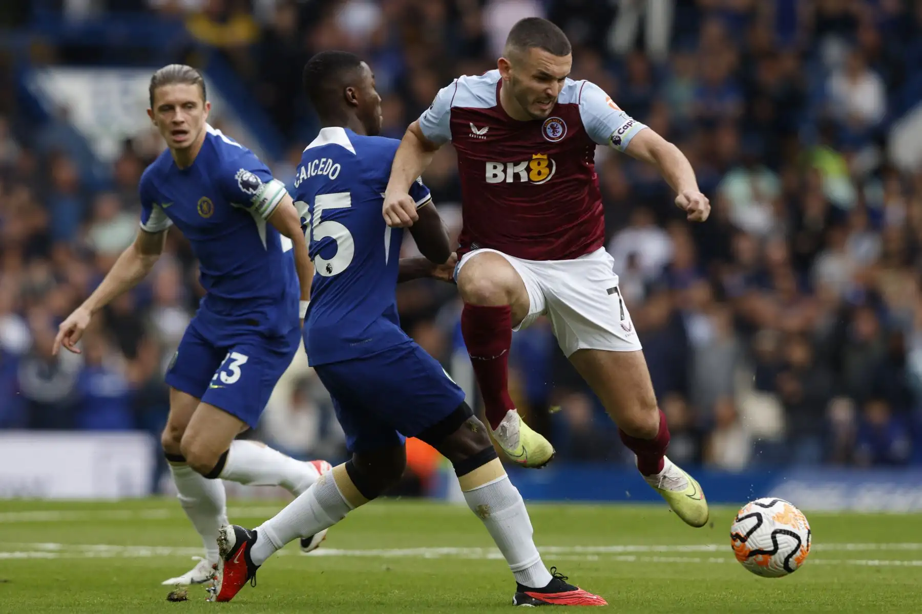 El mediocampista ecuatoriano del Chelsea 25 Moisés Caicedo (C) compite con el mediocampista escocés del Aston Villa 07 John McGinn (R) durante el partido de fútbol de la Premier League inglesa entre Chelsea y Aston Villa en Stamford Bridge en Londres el 24 de septiembre de 2023.
Foto: AFP