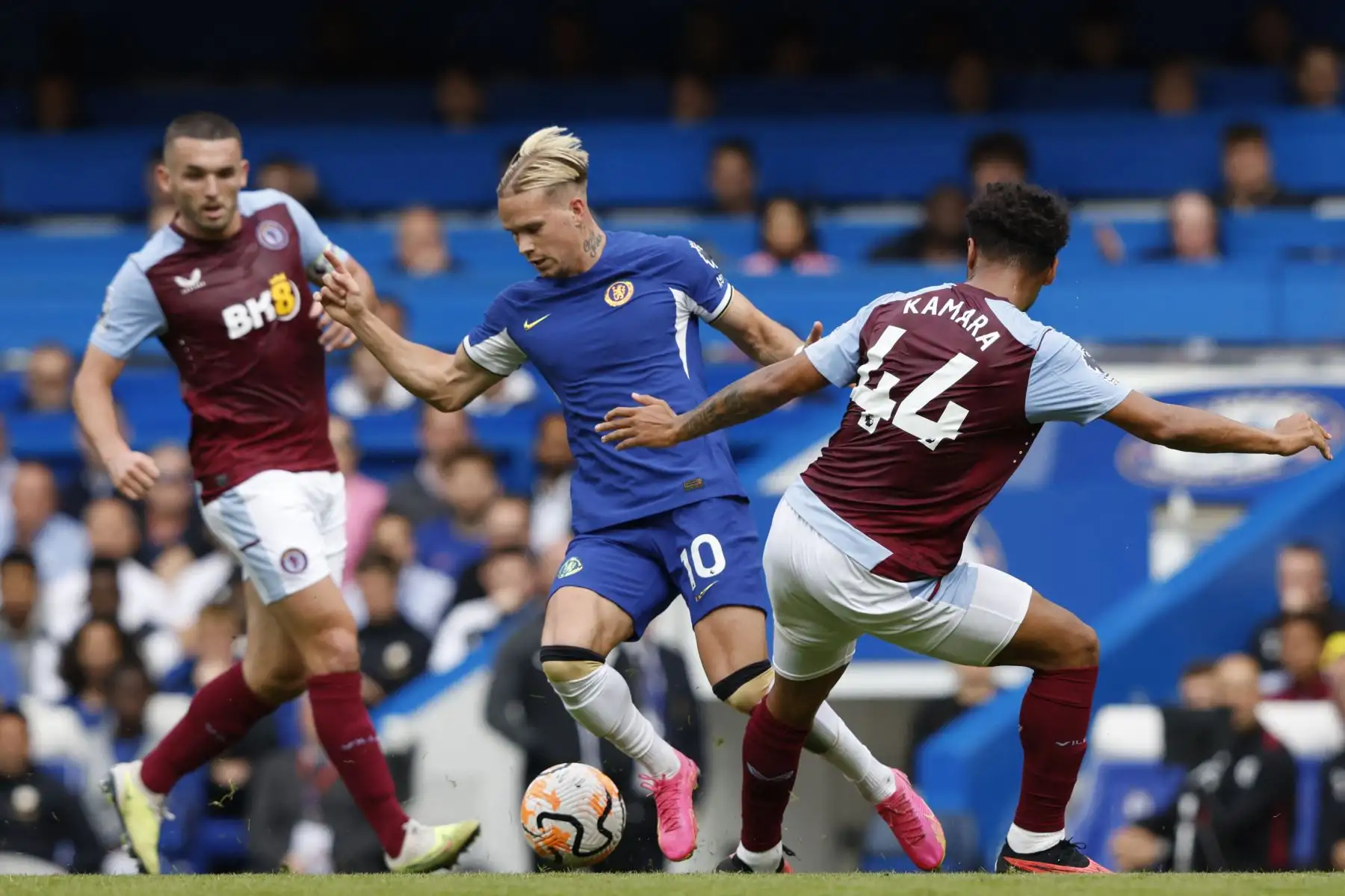 El centrocampista ucraniano del Chelsea 10 Mykhailo Mudryk (C) compite con el centrocampista escocés del Aston Villa 07 John McGinn (L) y el centrocampista francés del Aston Villa 44 Boubacar Kamara (R) durante el partido de fútbol de la Premier League inglesa entre Chelsea y Aston Villa en Stamford Bridge en Londres el 24 de septiembre de 2023.
Foto: AFP
