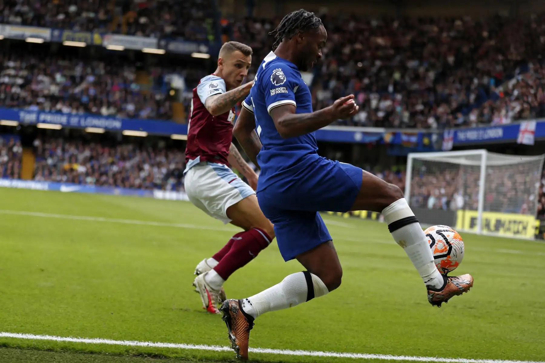 El mediocampista inglés del Chelsea 07 Raheem Sterling (R) compite con el defensor francés del Aston Villa 12 Lucas Digne (L) durante el partido de fútbol de la Premier League inglesa entre Chelsea y Aston Villa en Stamford Bridge en Londres el 24 de septiembre de 2023.
Foto: AFP