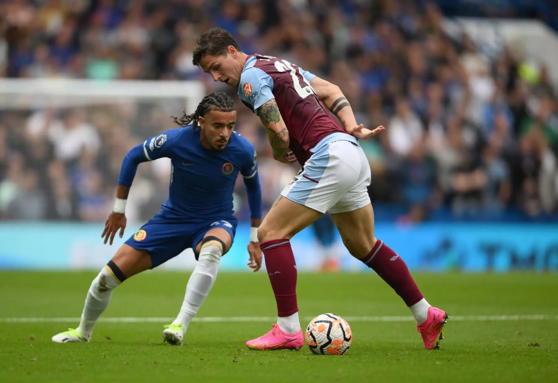 Malo Gusto (L) del Chelsea y Nicola Zaniola del Aston Villa en acción durante el partido de la Premier League inglesa entre el Chelsea FC y el Aston Villa FC, en Londres, Gran Bretaña, el 24 de septiembre de 2023.
Foto: EFE