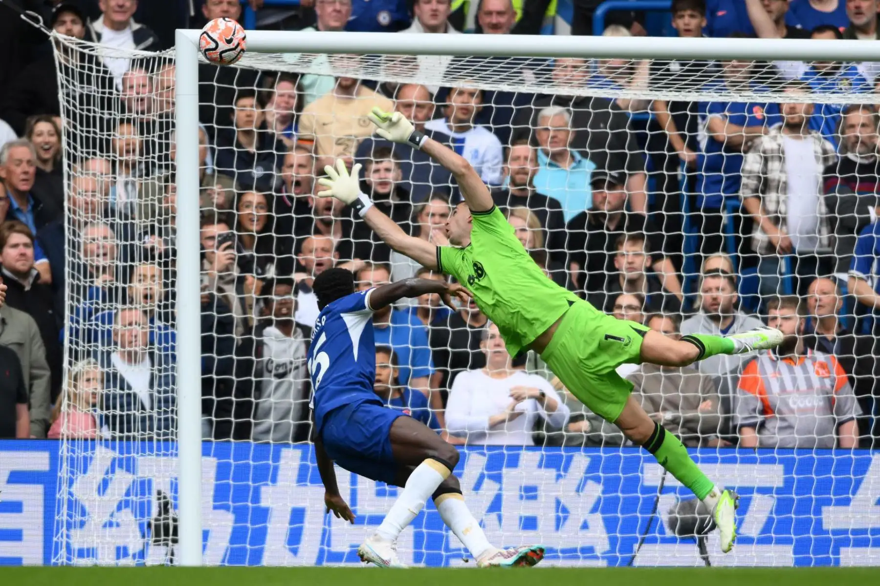 Moisés Caiocedo (L), del Chelsea, se aleja por poco mientras el portero del Aston Villa, Emiliano Martínez, mira durante el partido de la Premier League inglesa entre el Chelsea FC y el Aston Villa FC, en Londres, Gran Bretaña, el 24 de septiembre de 2023.
Foto: EFE