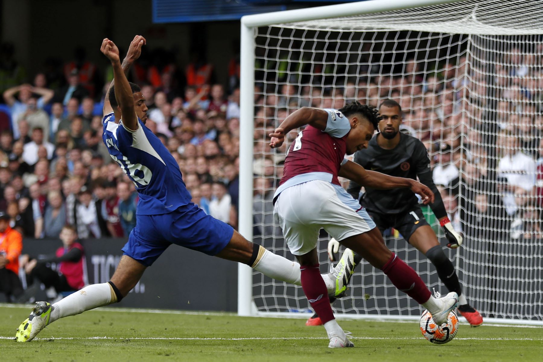 El delantero inglés número 11 del Aston Villa, Ollie Watkins (R), marca el gol inicial del partido de fútbol de la Premier League inglesa entre Chelsea y Aston Villa en Stamford Bridge en Londres el 24 de septiembre de 2023.
Foto: AFP