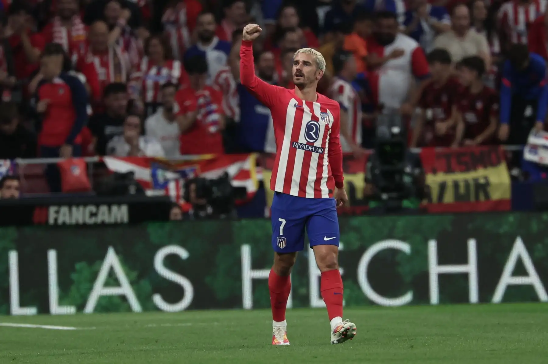 El delantero francés del Atlético de Madrid  07 Antoine Griezmann celebra marcar el segundo gol durante el partido de fútbol de la Liga española entre el Club Atlético de Madrid y el Real Madrid CF en el estadio Metropolitano de Madrid el 24 de septiembre de 2023.
Foto: AFP