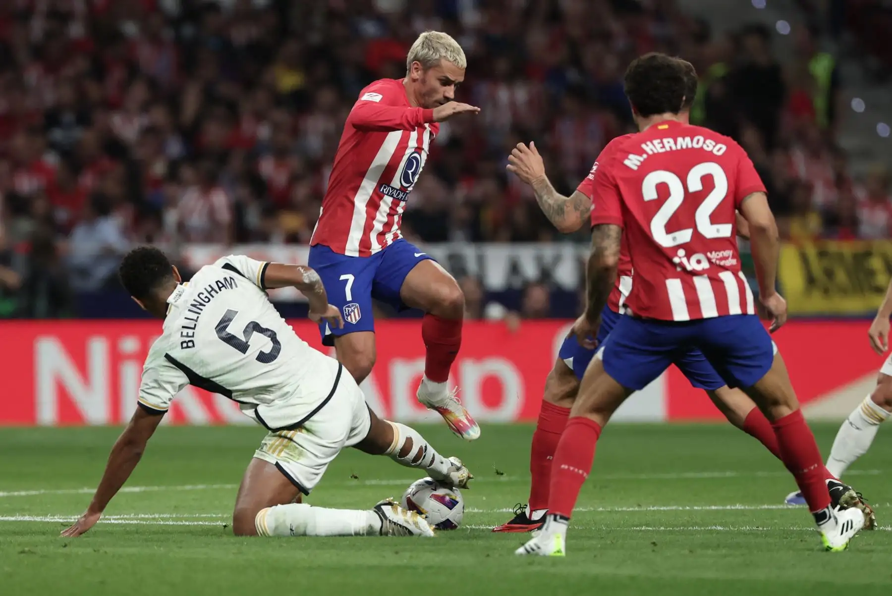 El centrocampista inglés del Real Madrid #5 Jude Bellingham se enfrenta al delantero francés del Atlético de Madrid 07 Antoine Griezmann durante el partido de fútbol de la Liga española entre el Club Atlético de Madrid y el Real Madrid CF en el estadio Metropolitano de Madrid el 24 de septiembre de 2023.
Foto: AFP