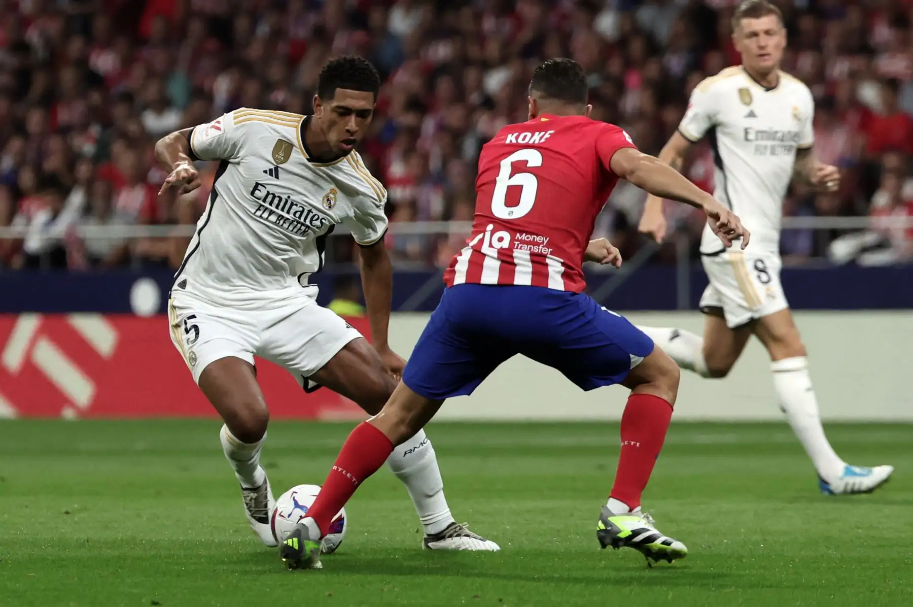 El mediocampista inglés del Real Madrid #5 Jude Bellingham compite con el mediocampista español del Atlético de Madrid 06 Koke durante el partido de fútbol de la Liga española entre el Club Atlético de Madrid y el Real Madrid CF en el estadio Metropolitano de Madrid el 24 de septiembre de 2023.
Foto: AFP